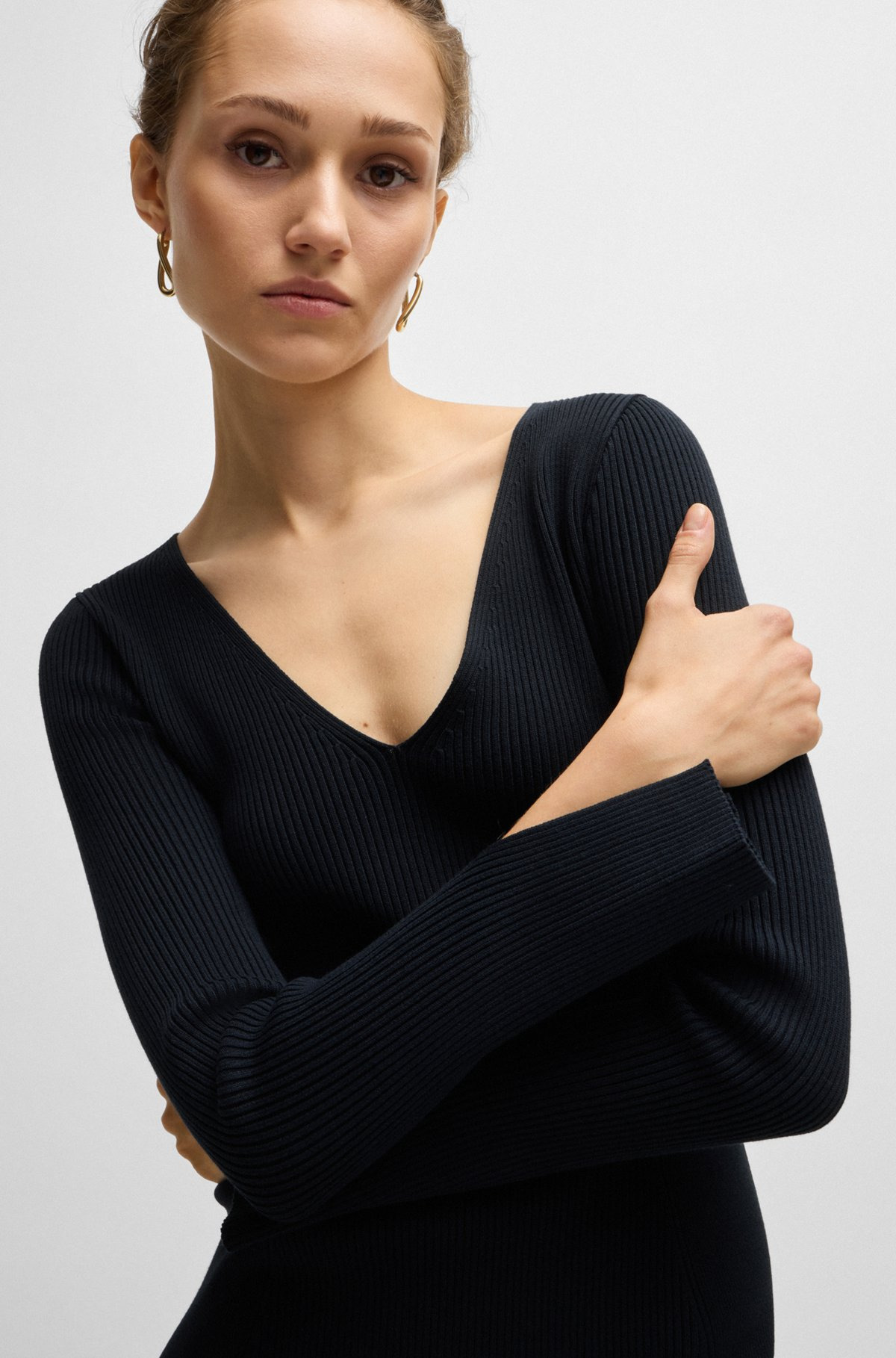 LONG-SLEEVED V-NECK DRESS WITH RIBBED KNIT - 4