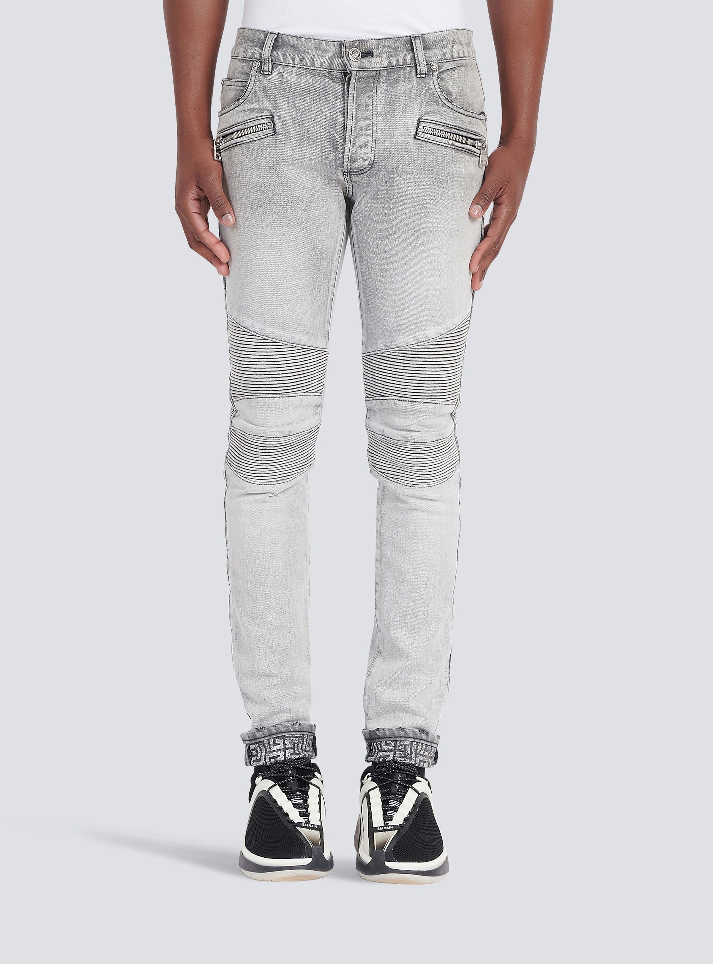 Slim cut faded and ridged light gray cotton jeans with Balmain monogram on hem - 6