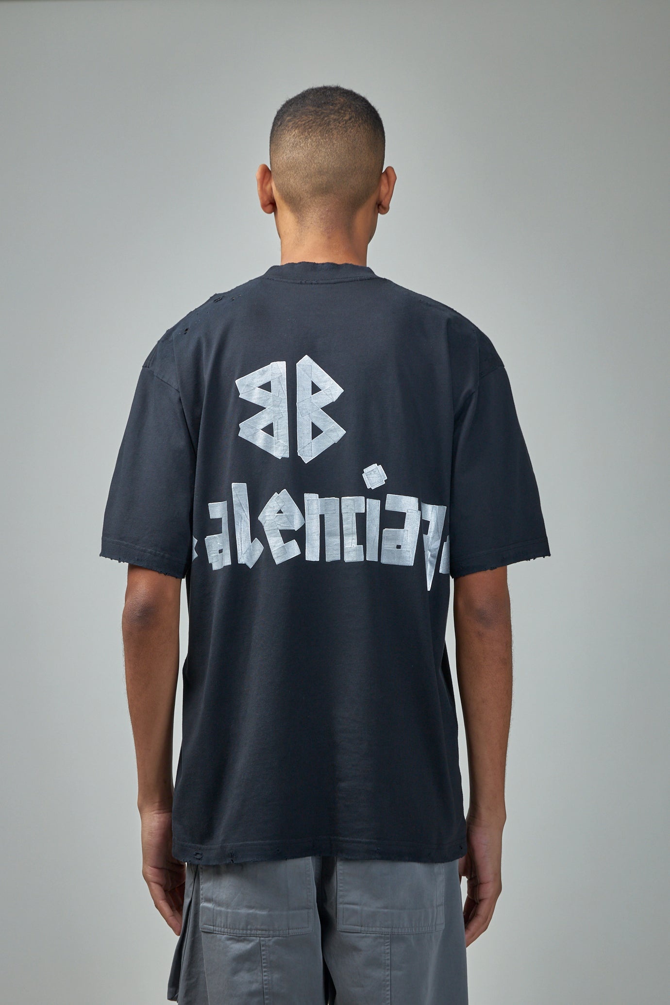 バレンシアガ デニムや白バッグに NEW TAPE TYPE T-SHIRT 関送無 BALENCIAGA New Tape Type T-Shirt Medium Fit | labelsfashion