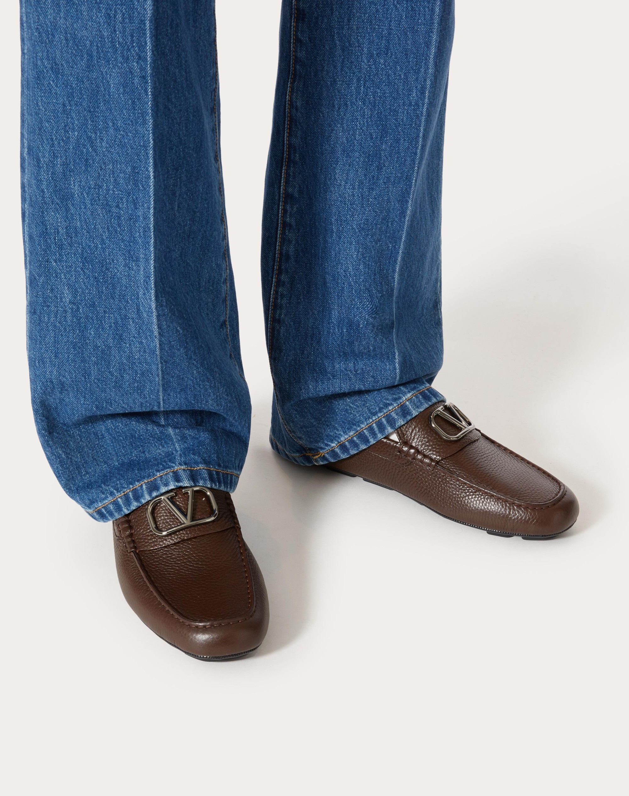 VLOGO SIGNATURE GRAINY CALFSKIN DRIVING SHOE - 6
