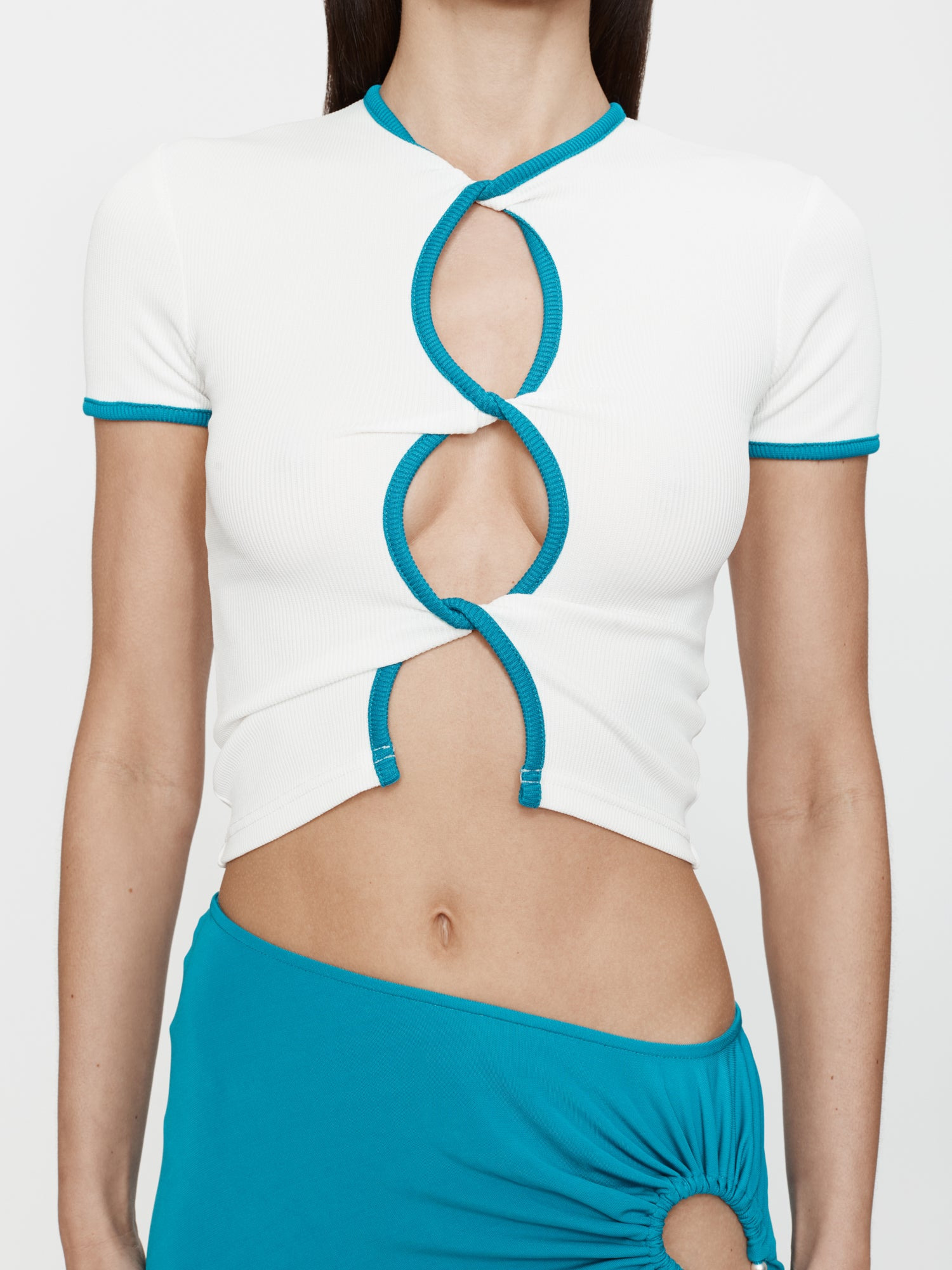 Open Twist Contrast Bind Tee - 5