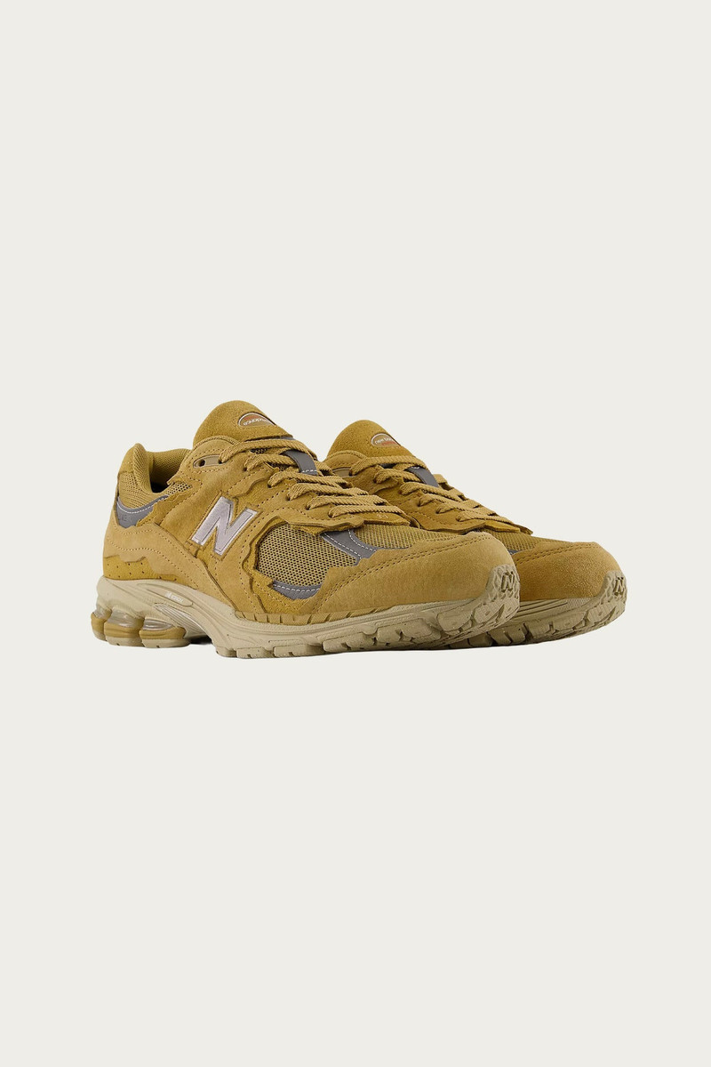 New Balance 2002 - Stucco/Castlerock outlook