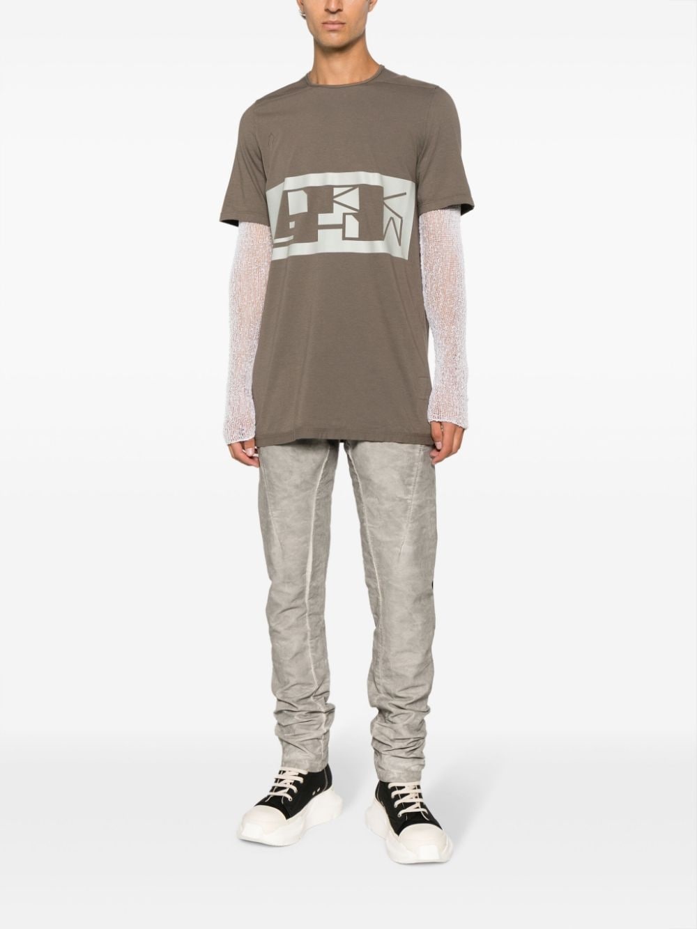 logo-plaque crease-effect tapered trousers - 2
