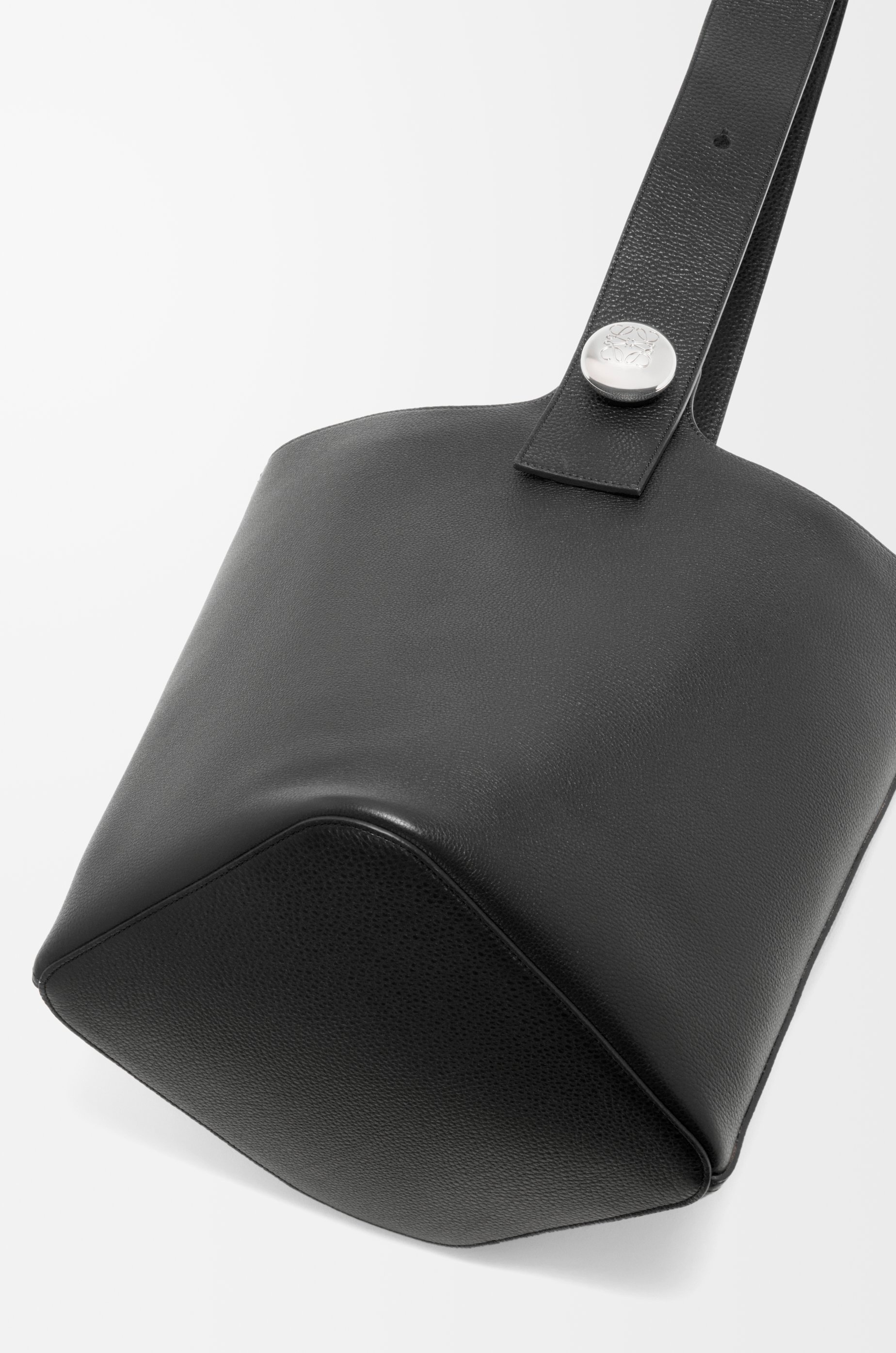 Large Pebble bucket in supple grained calfskin - 9