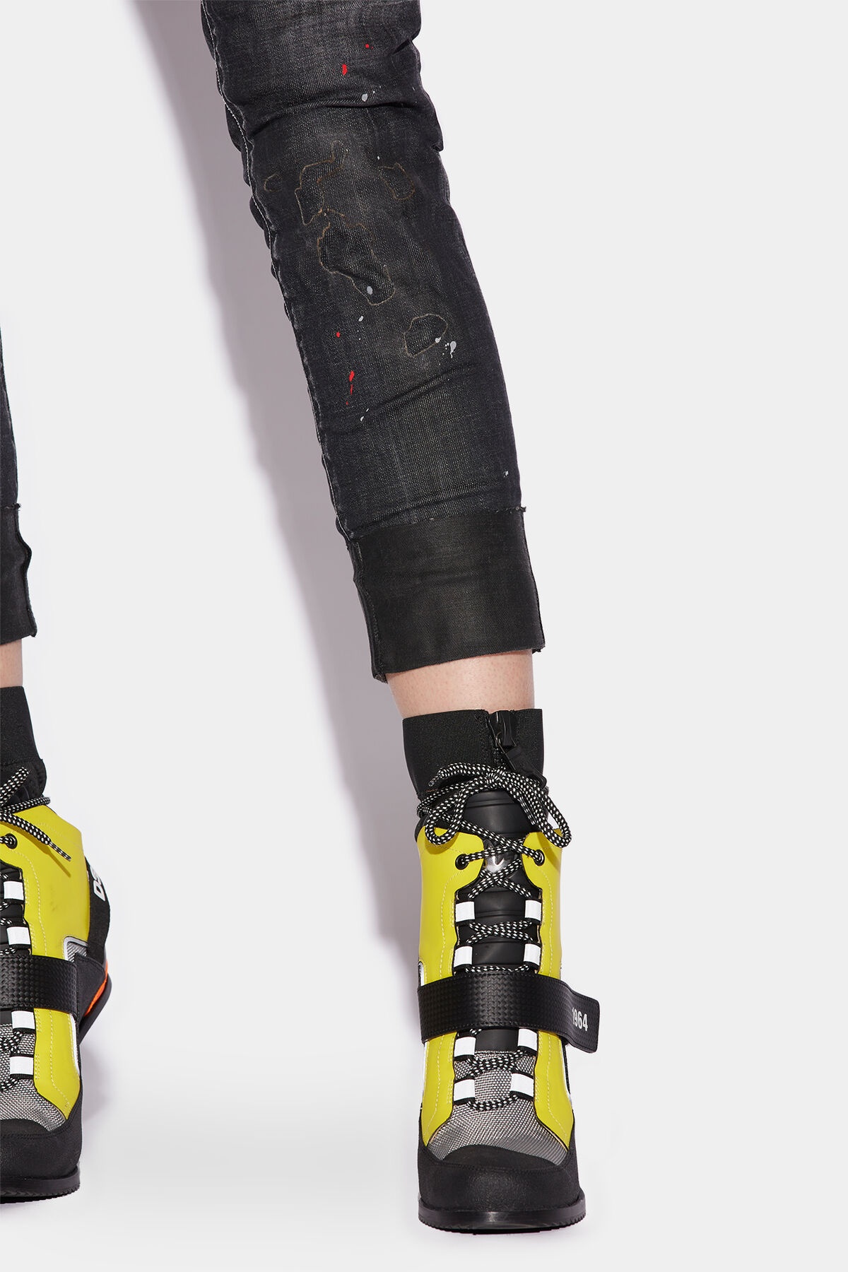 BLACK BURNING IN LOVE WASH JENNIFER CROPPED JEANS - 6