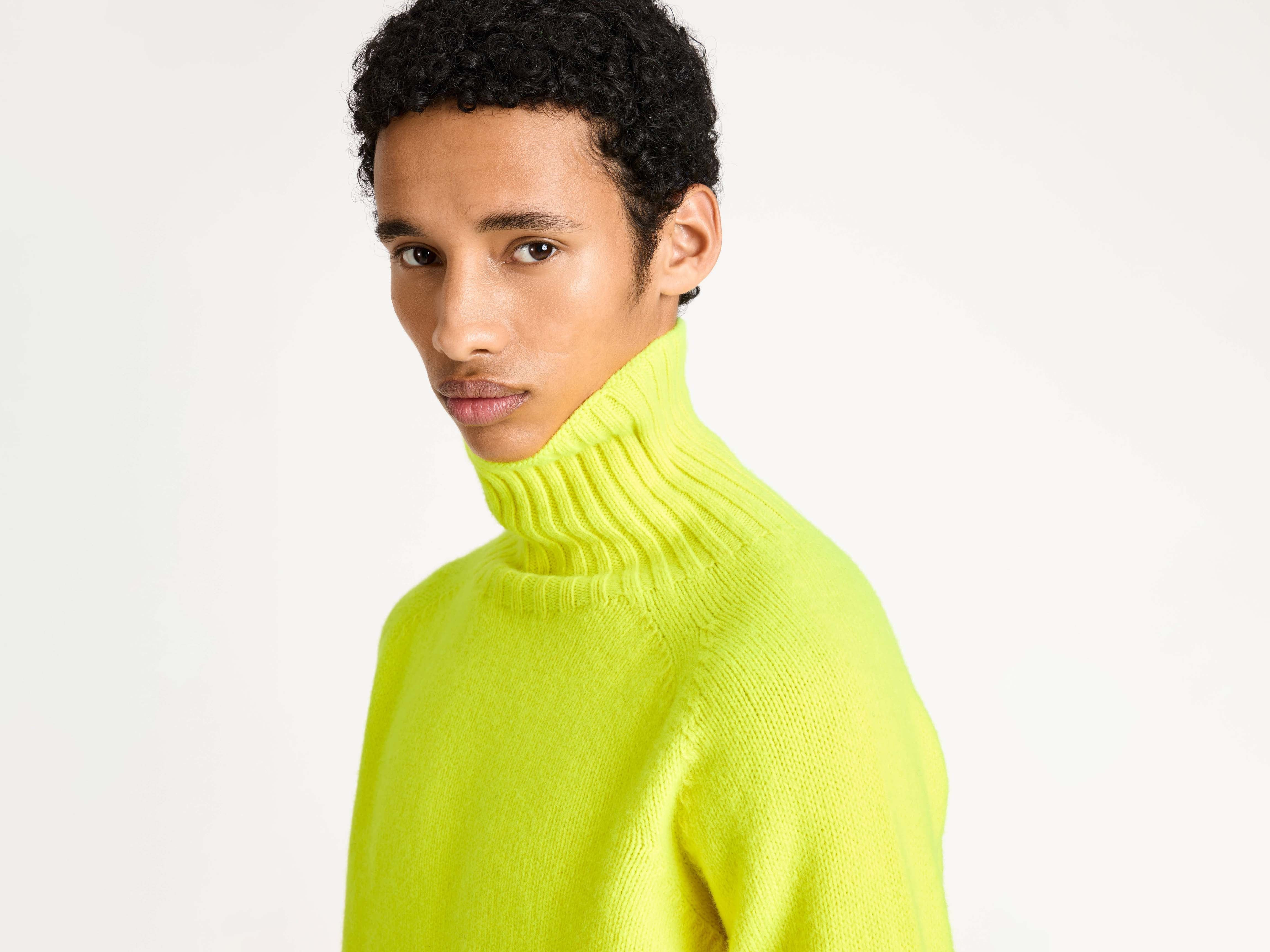 TURTLENECK JUMPER IN NEON YELLOW - 5