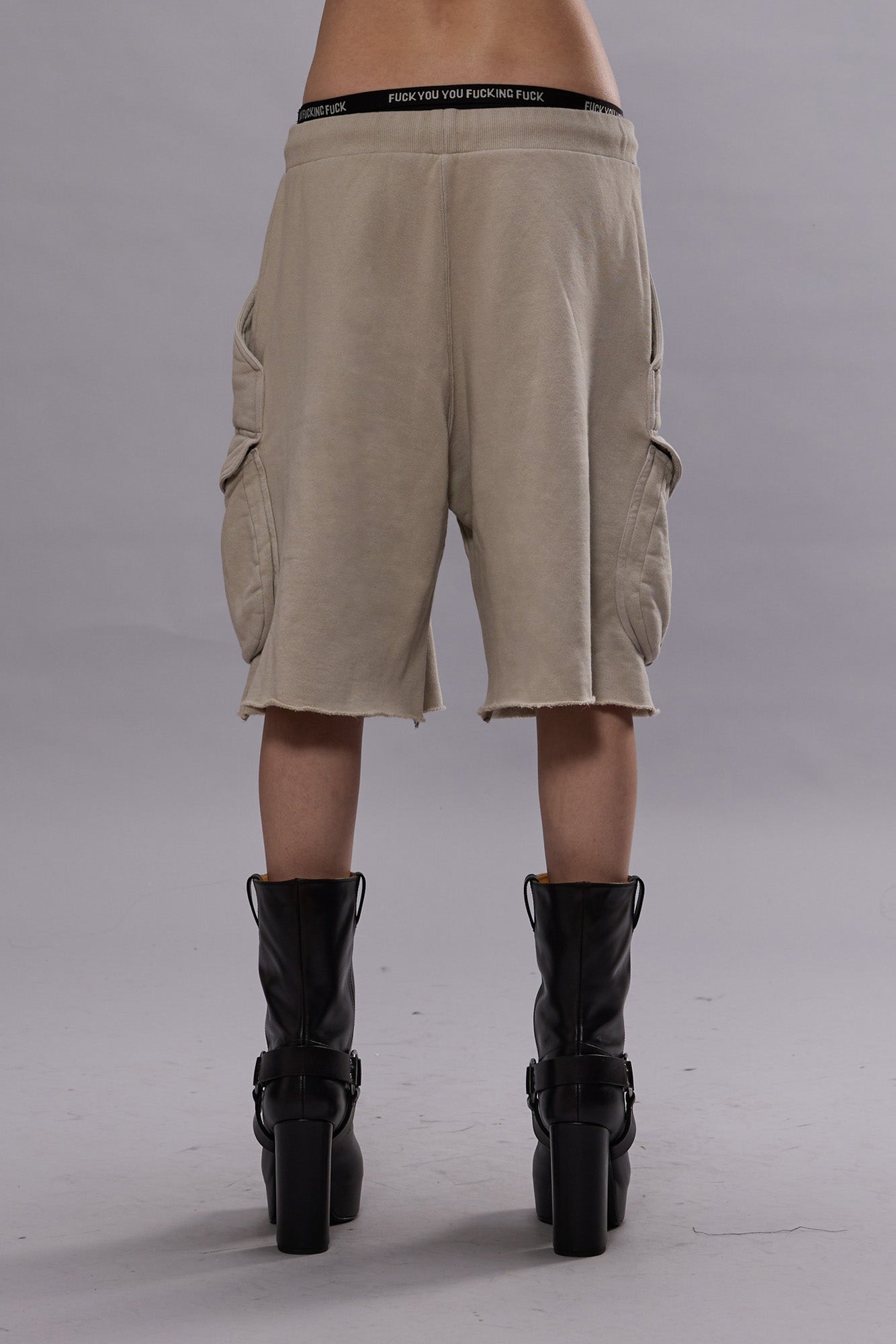 MULTIPOCKET RELAXED SWEATSHORTS - LIGHT STONE - 3