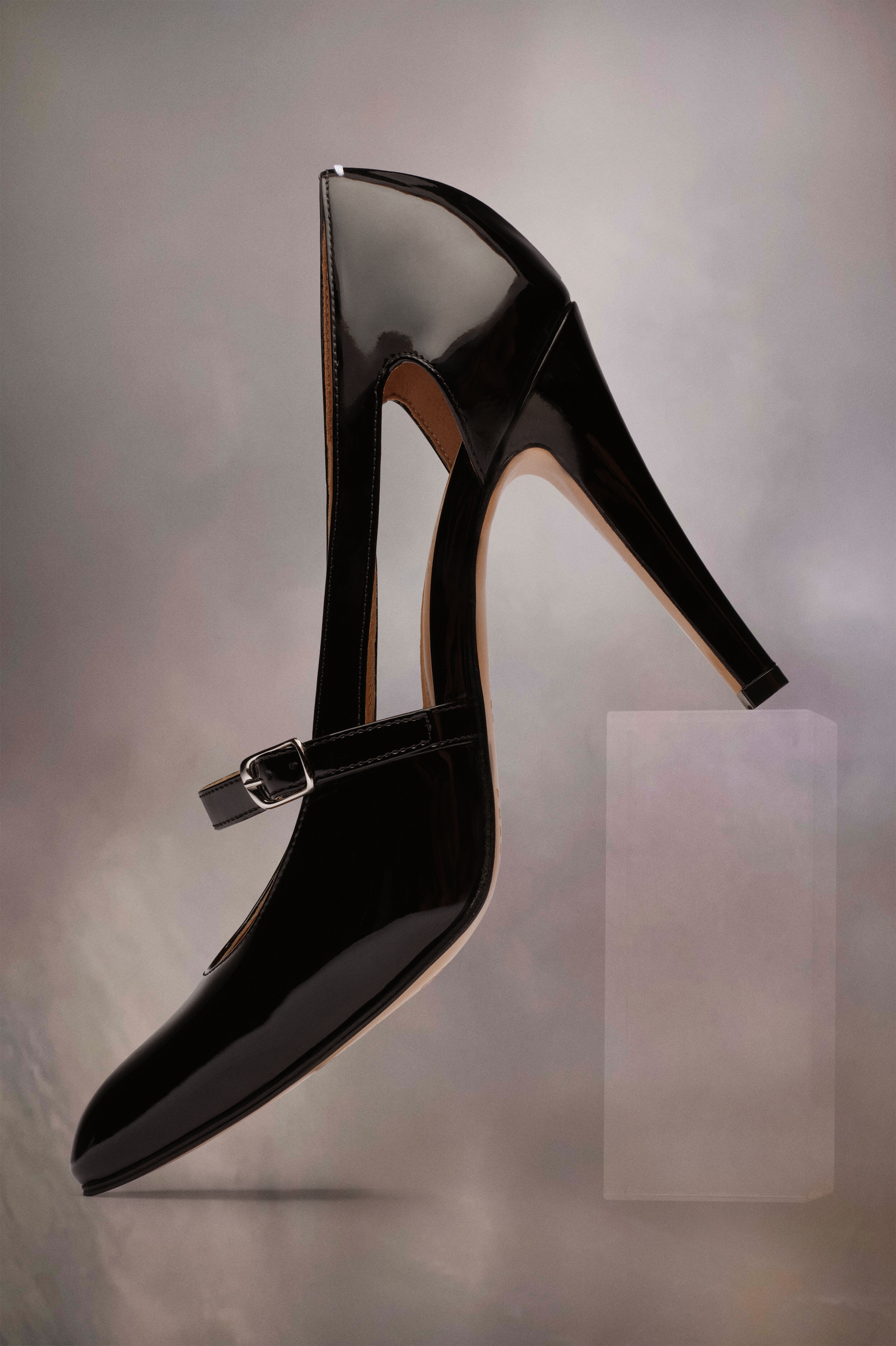 【関税＆送料込み】Maison Margiela Patent Leather Cut-Out P Maison Margiela Patent leather cut-out pumps | REVERSIBLE