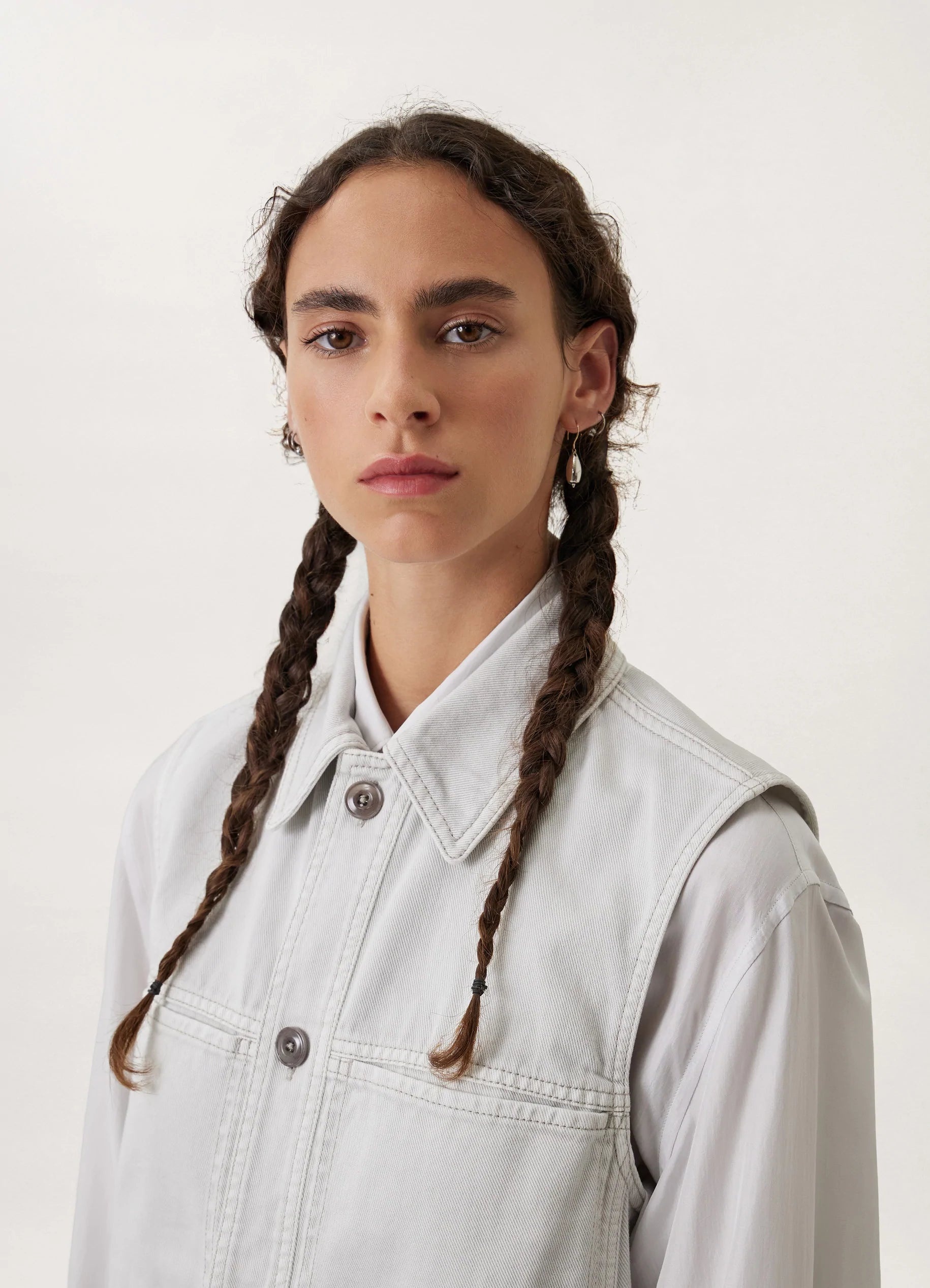 DENIM SLEEVELESS JACKET
SNOWY DENIM - 4