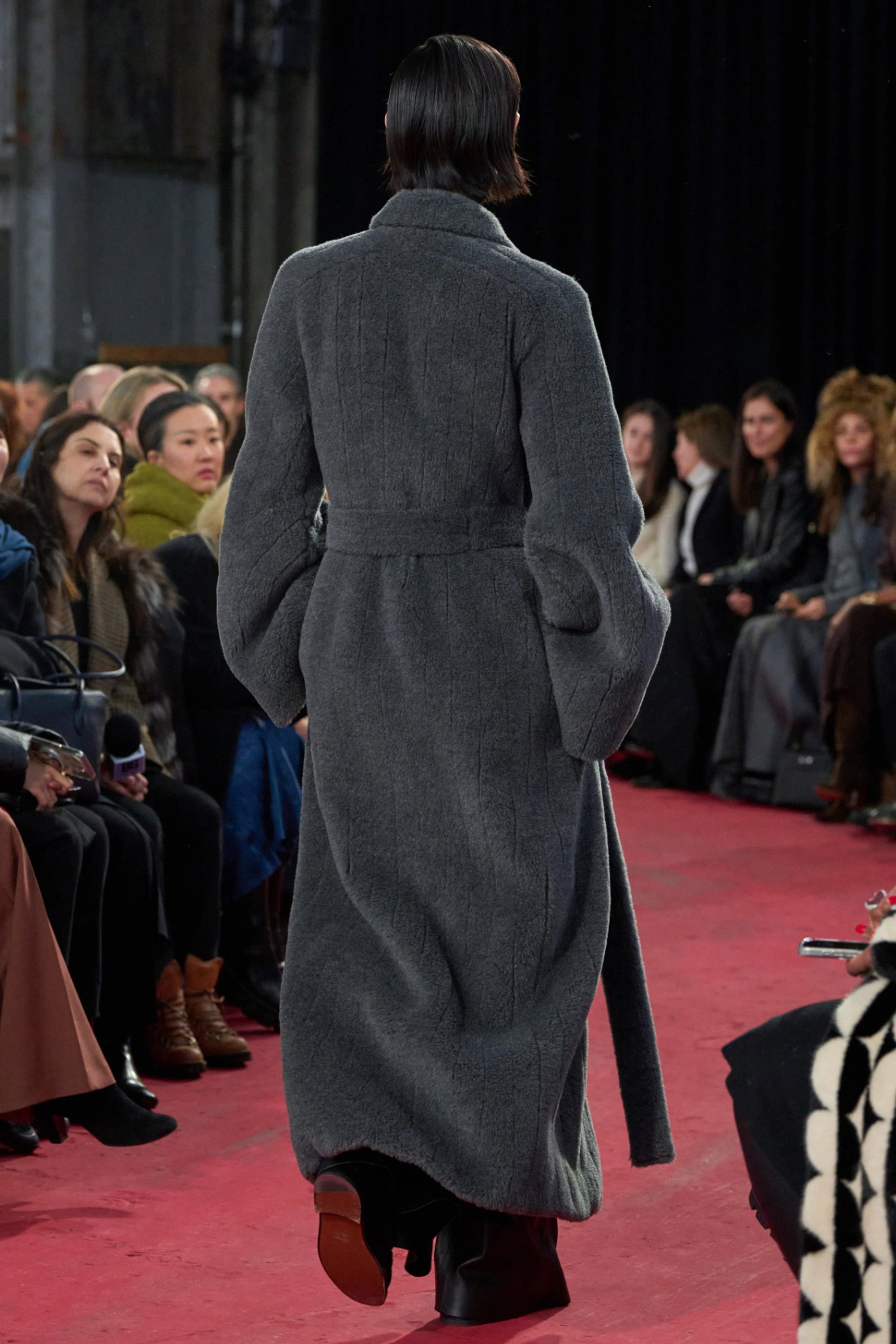 Barring Coat in Dark Grey Virgin Wool Silk Cashmere Fur - 3
