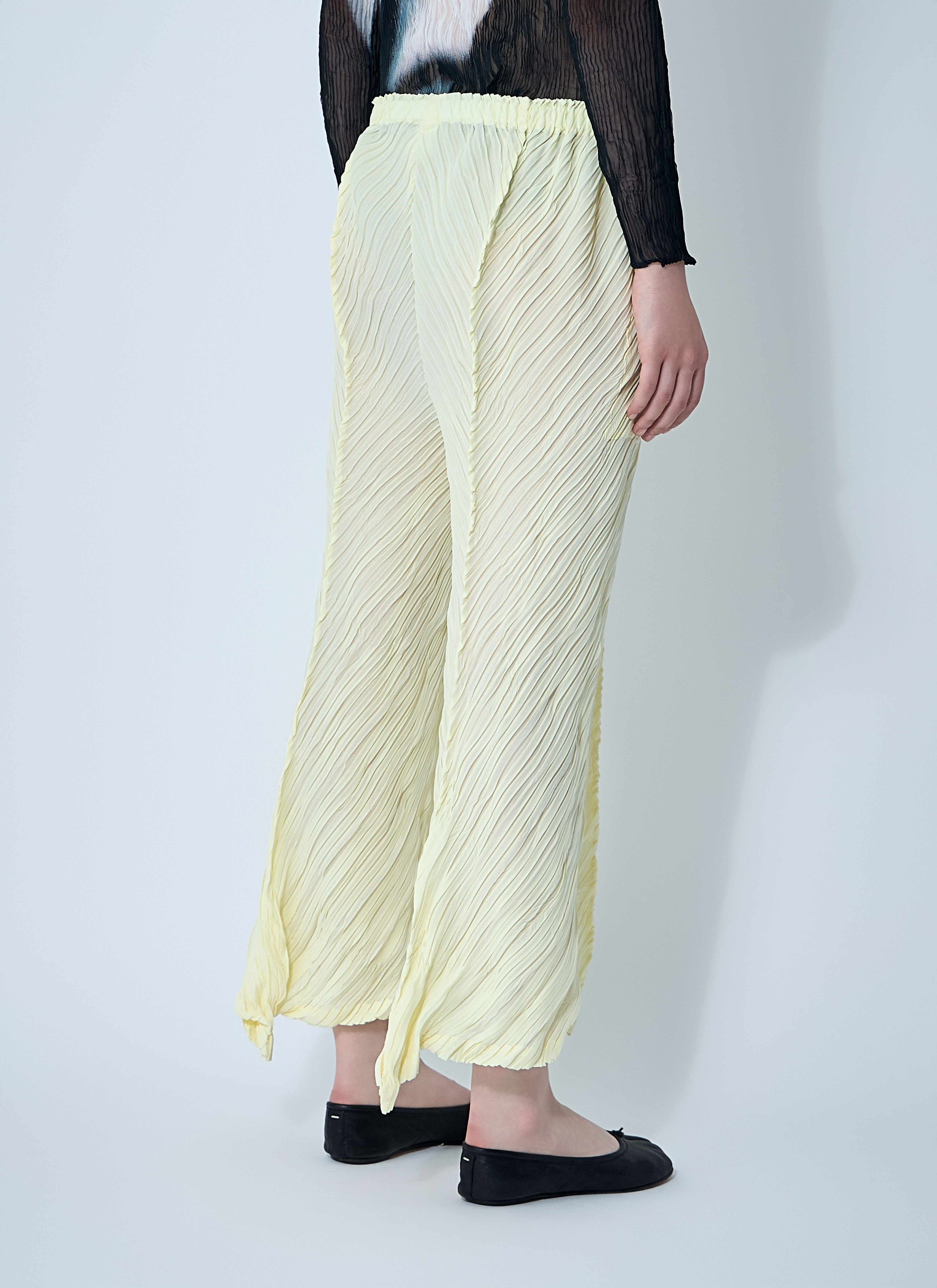 Wrinkled And Twisted Pants - 4