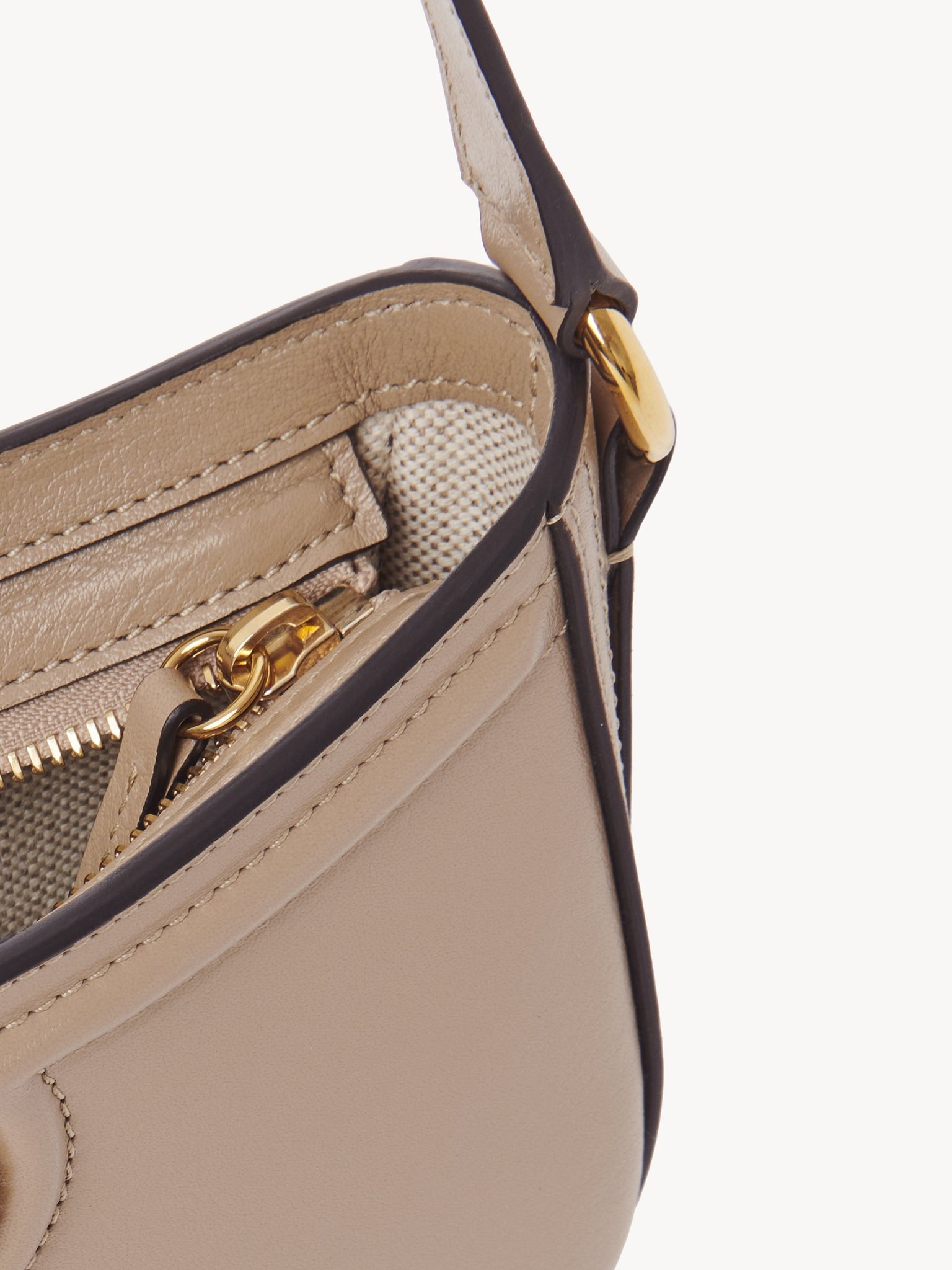 HORSE MEDAL SHOULDER BAG IN GRAINED LEATHER - 5