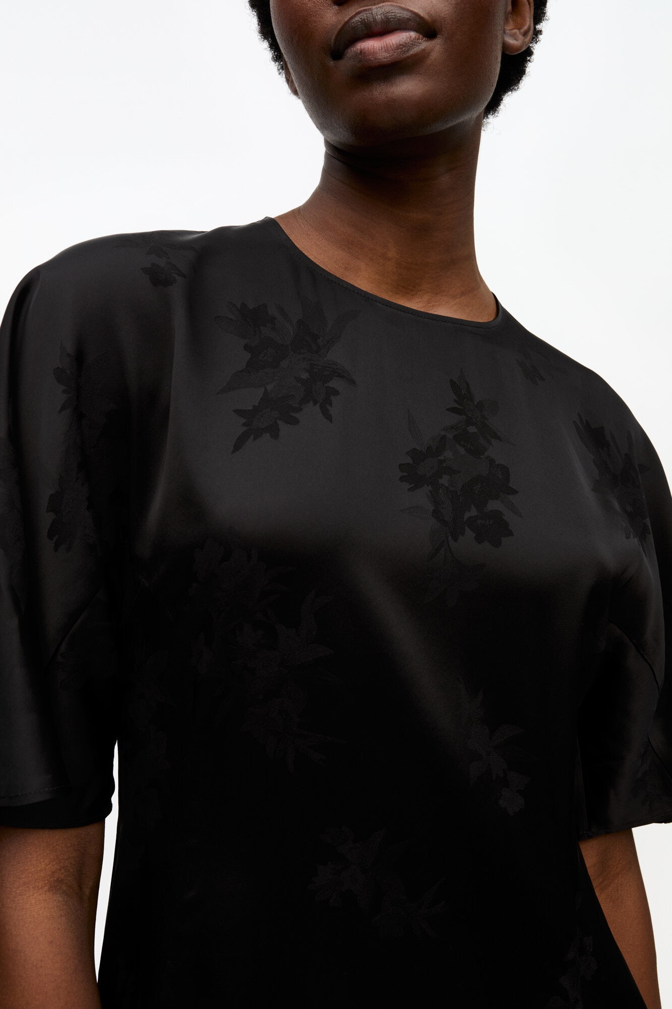 BLACK FLUID SATIN JACQUARD SLIT DRESS - 4