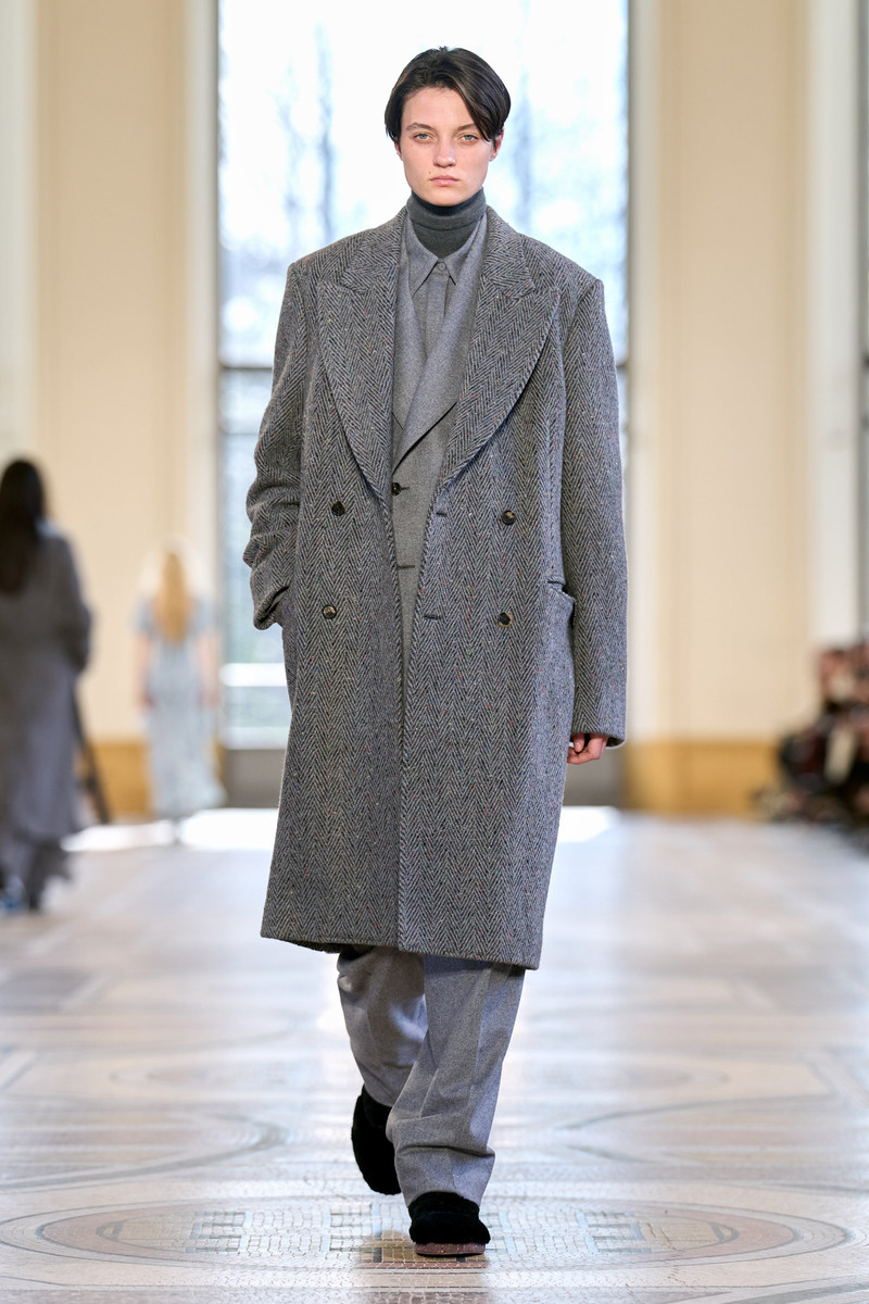 Mcaffrey Coat in Charcoal Multi Cashmere Wool Herringbone 3