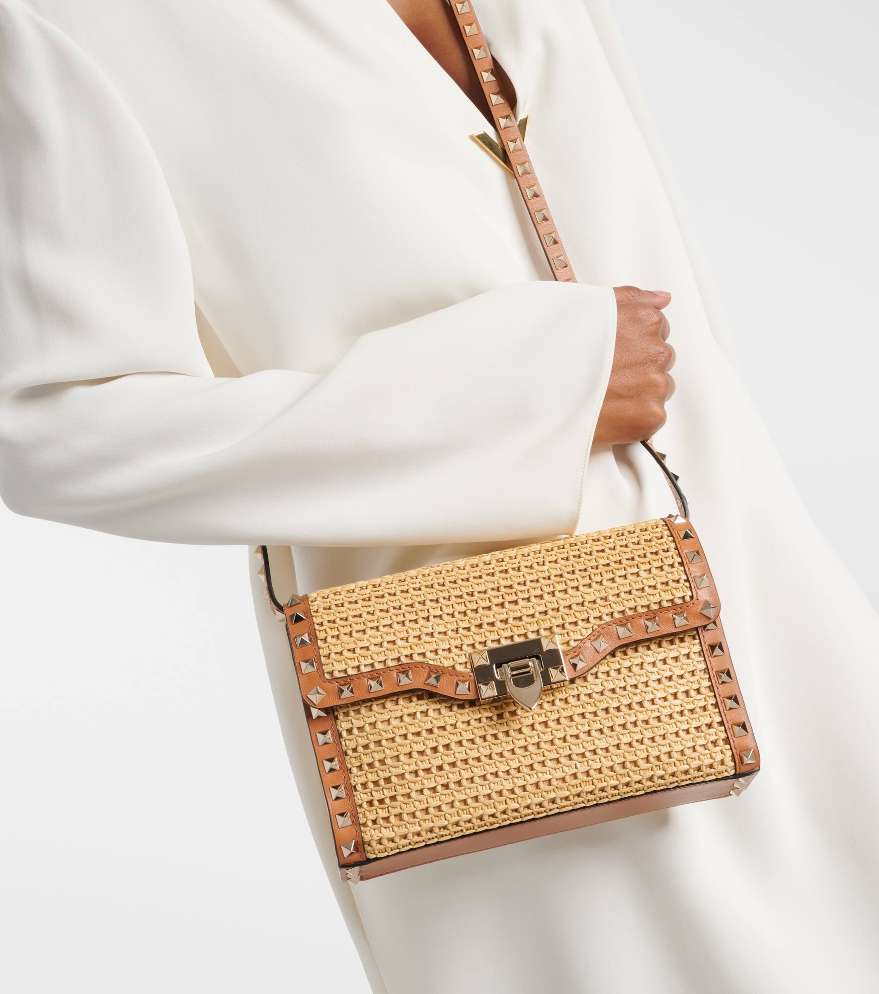 Rockstud Small raffia shoulder bag - 7