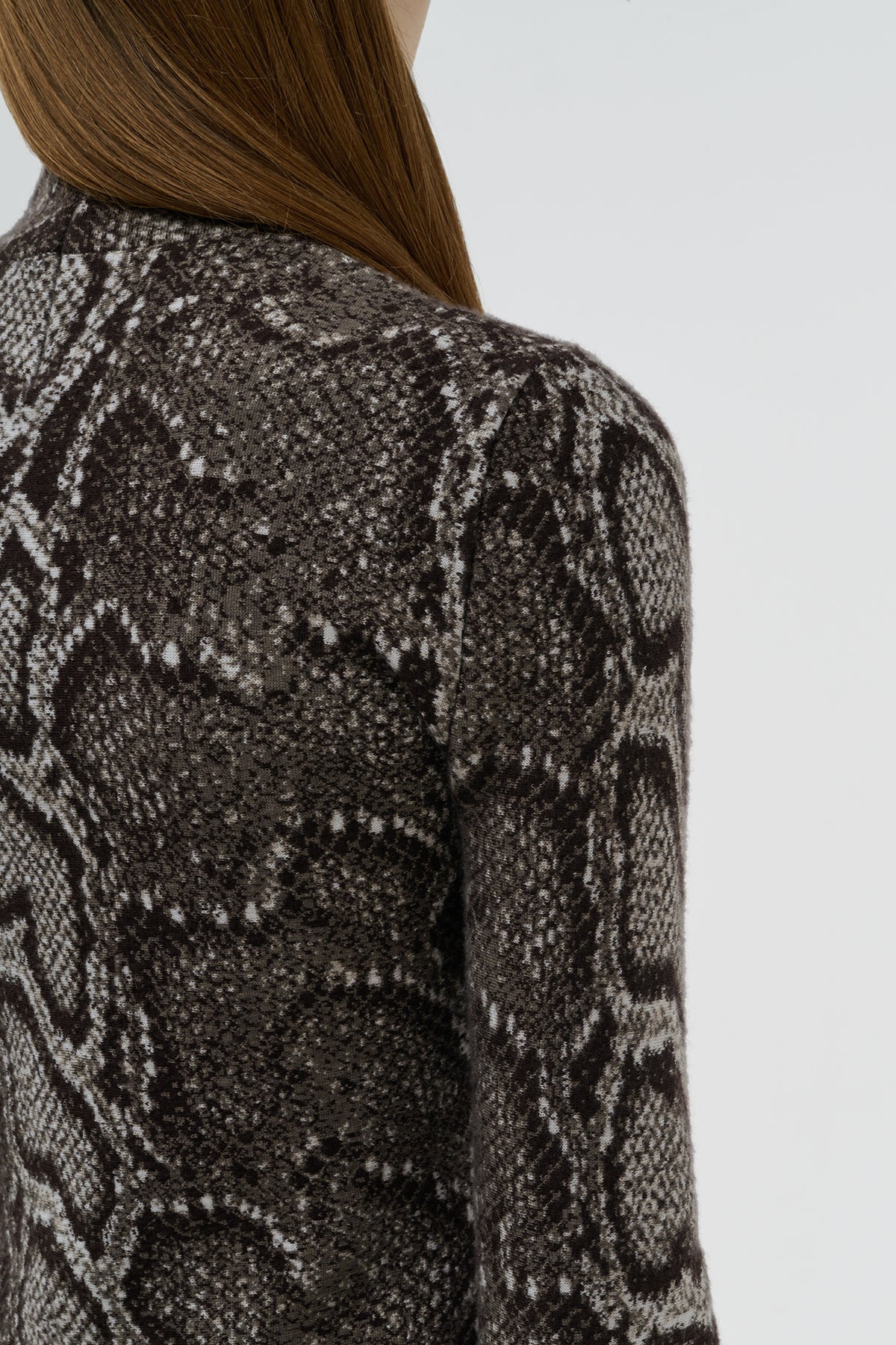 Beda Knit Turtleneck in Greyscale Cashmere Silk - 3
