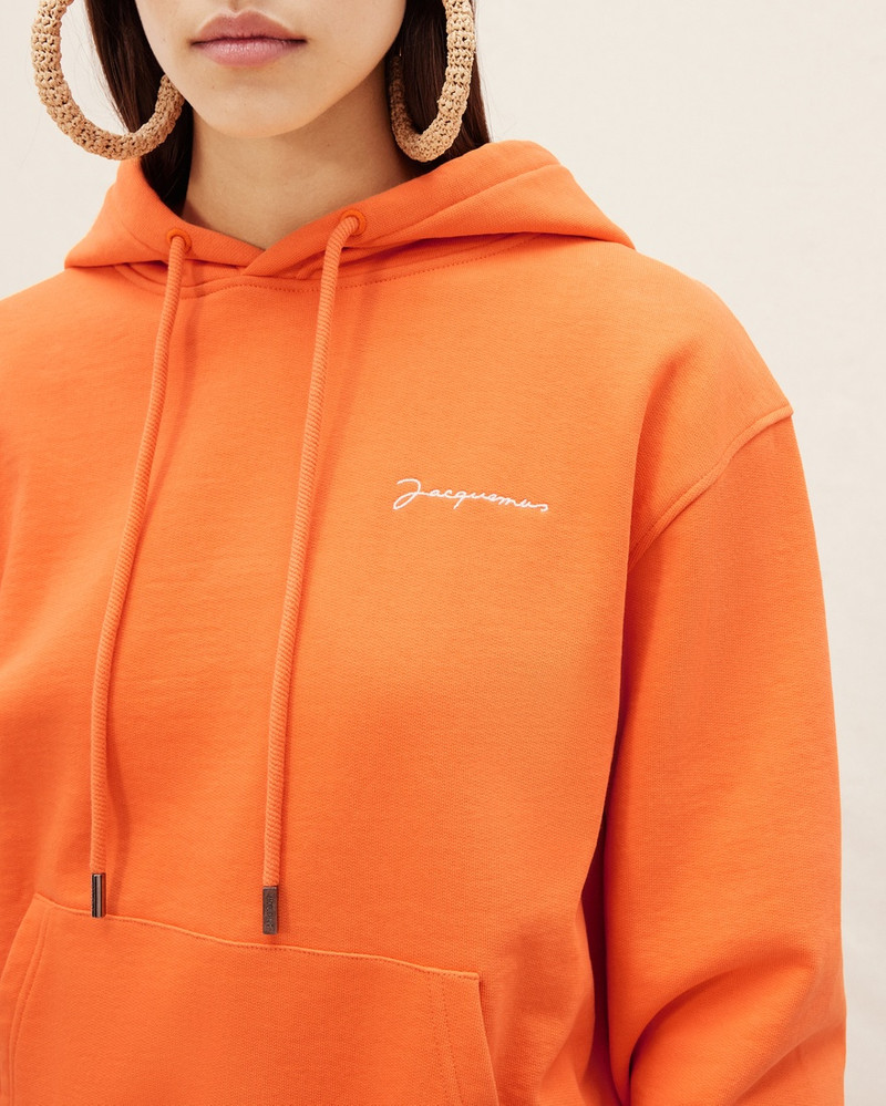 Le sweatshirt brodé 6