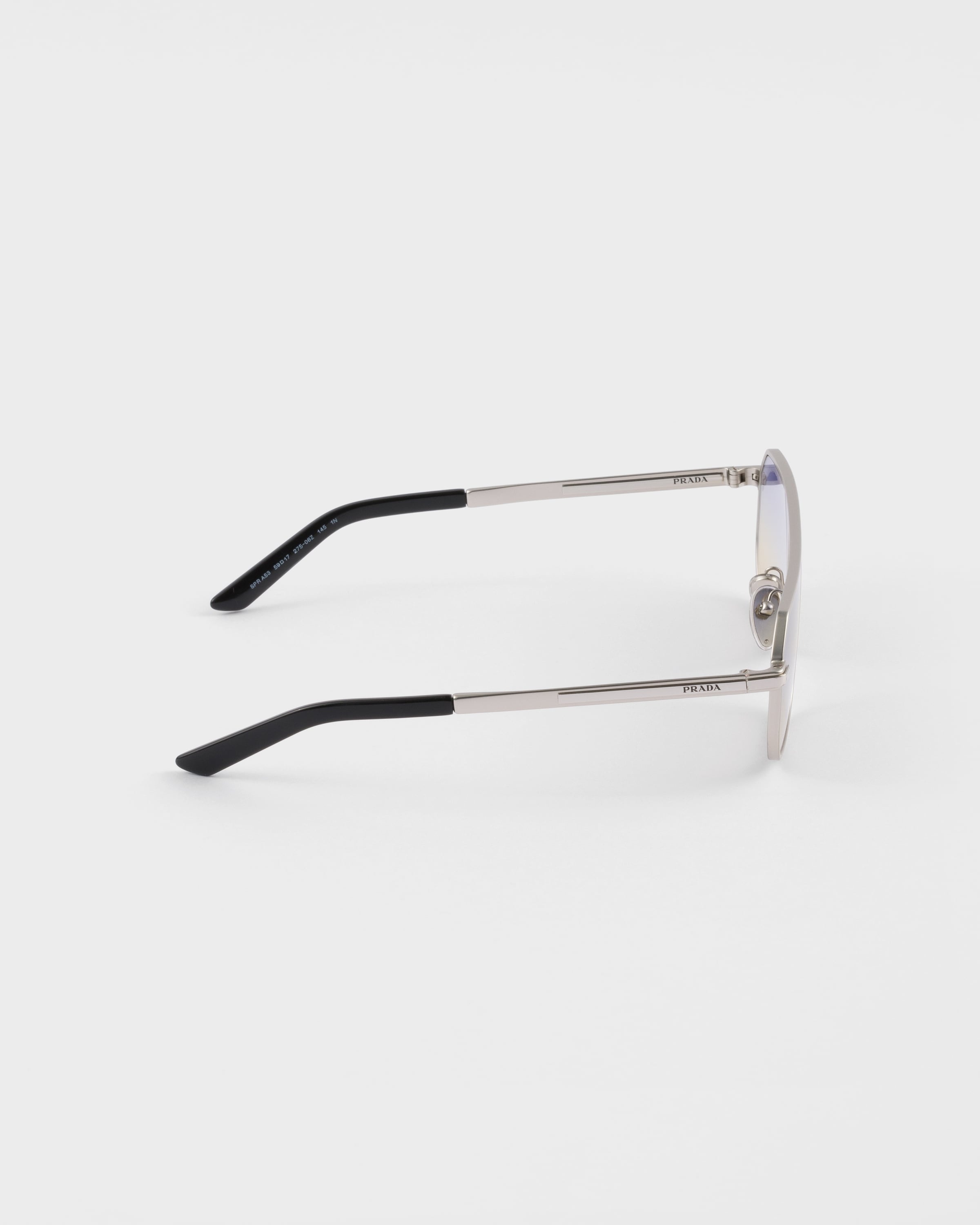 Sunglasses with the iconic metal plaque - 4