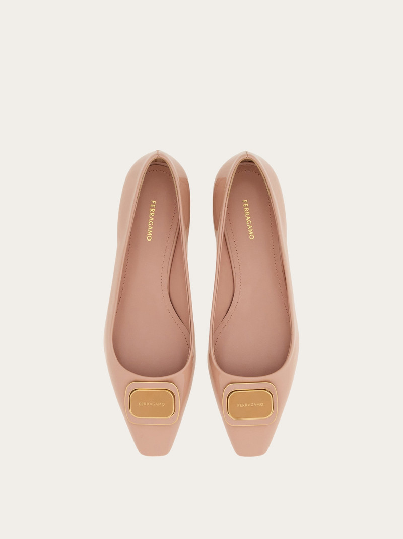 FERRAGAMO New Vara plate pump outlook