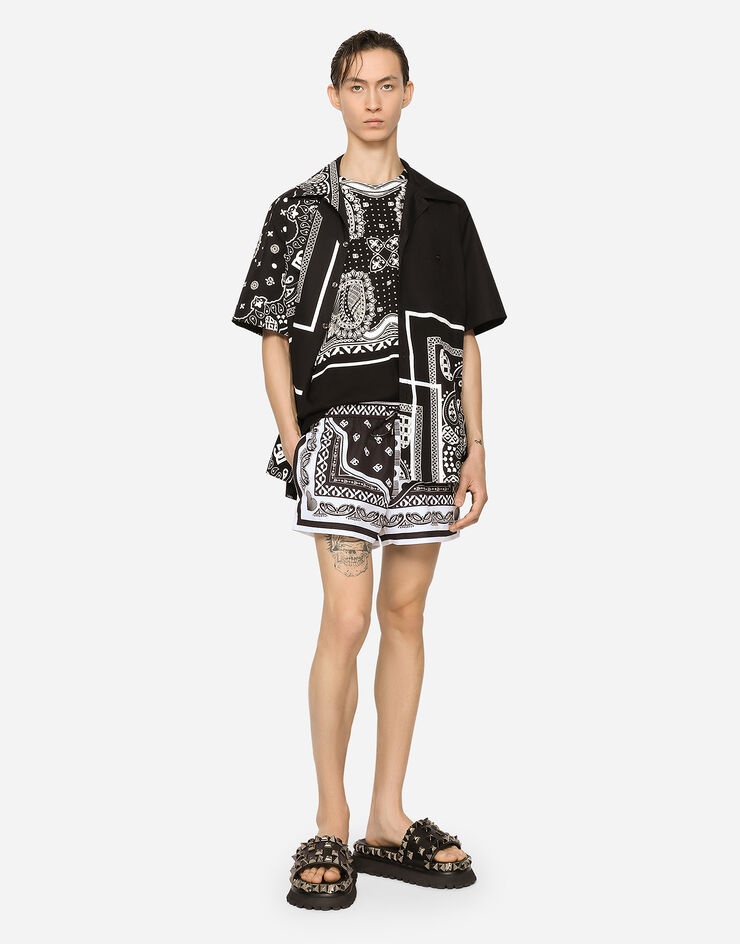 Short swim trunks with bandanna print - 3