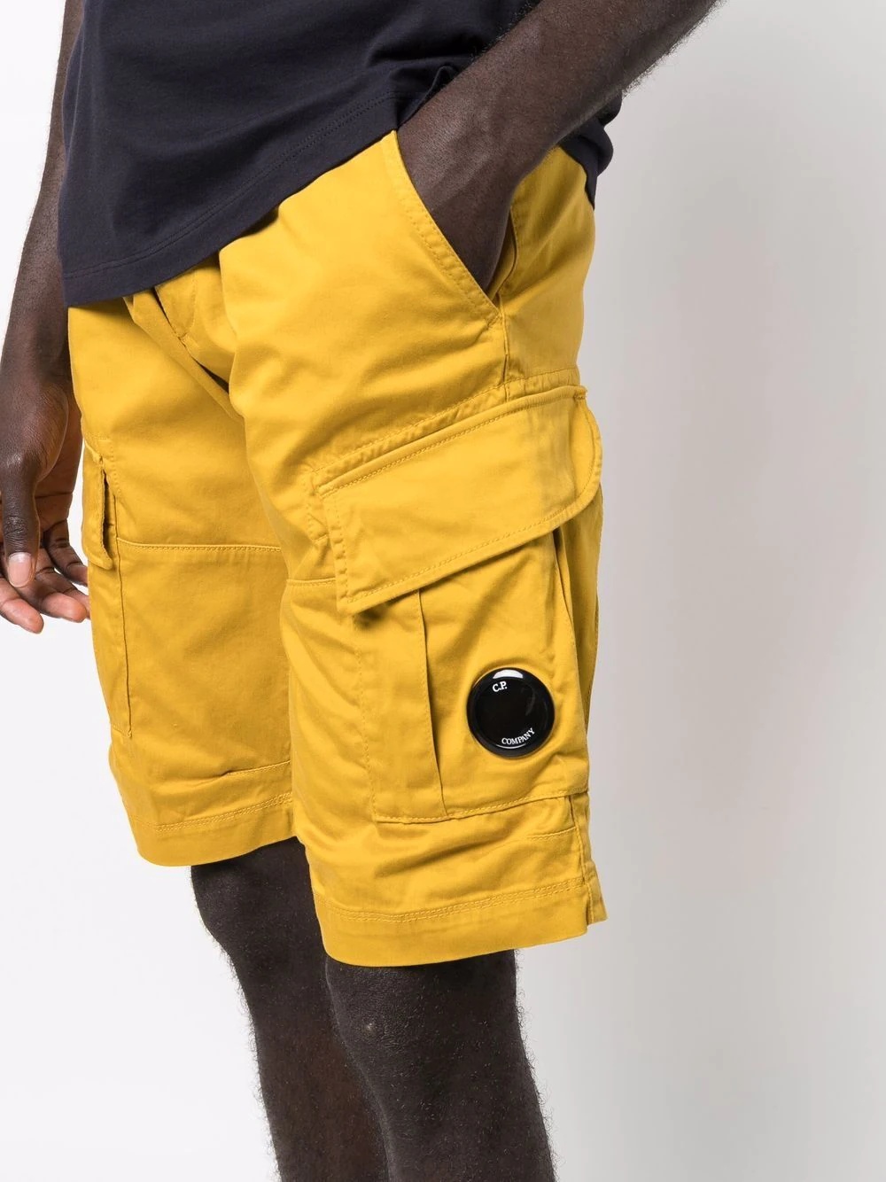 Lens-detail cotton cargo shorts - 5