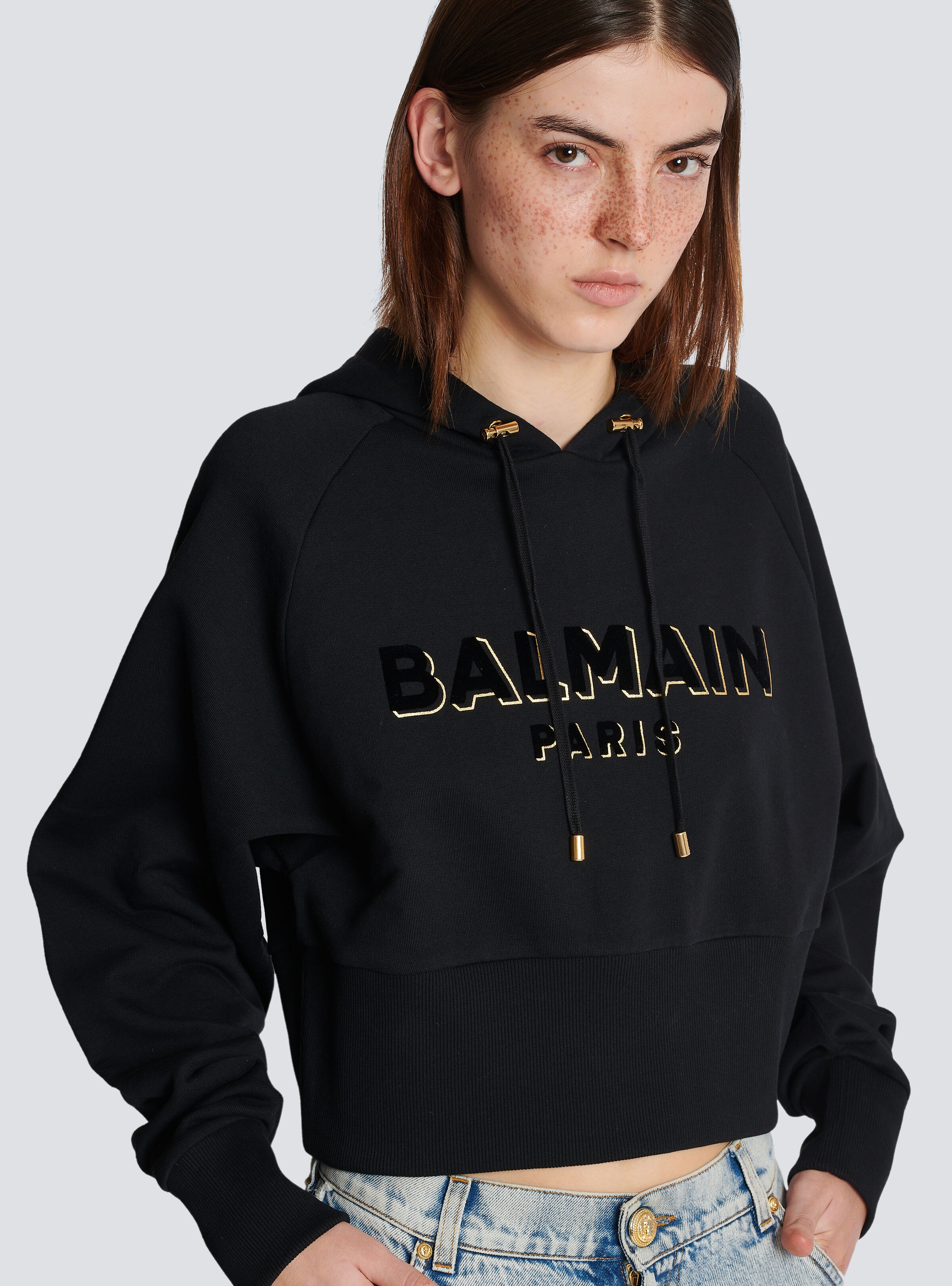 Cropped cotton sweatshirt with flocked metallic Balmain logo - 6