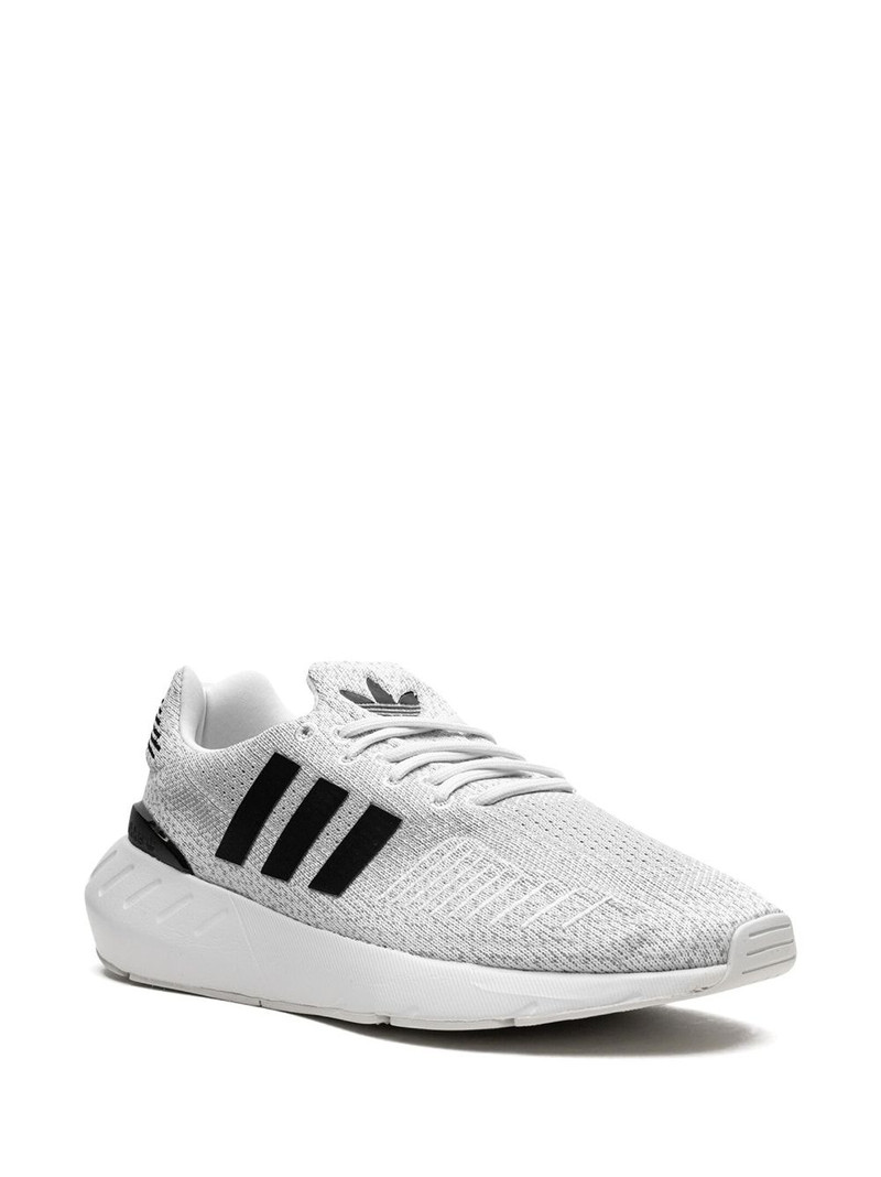 adidas 스위프트 런 22 로우탑 스니커즈 outlook
