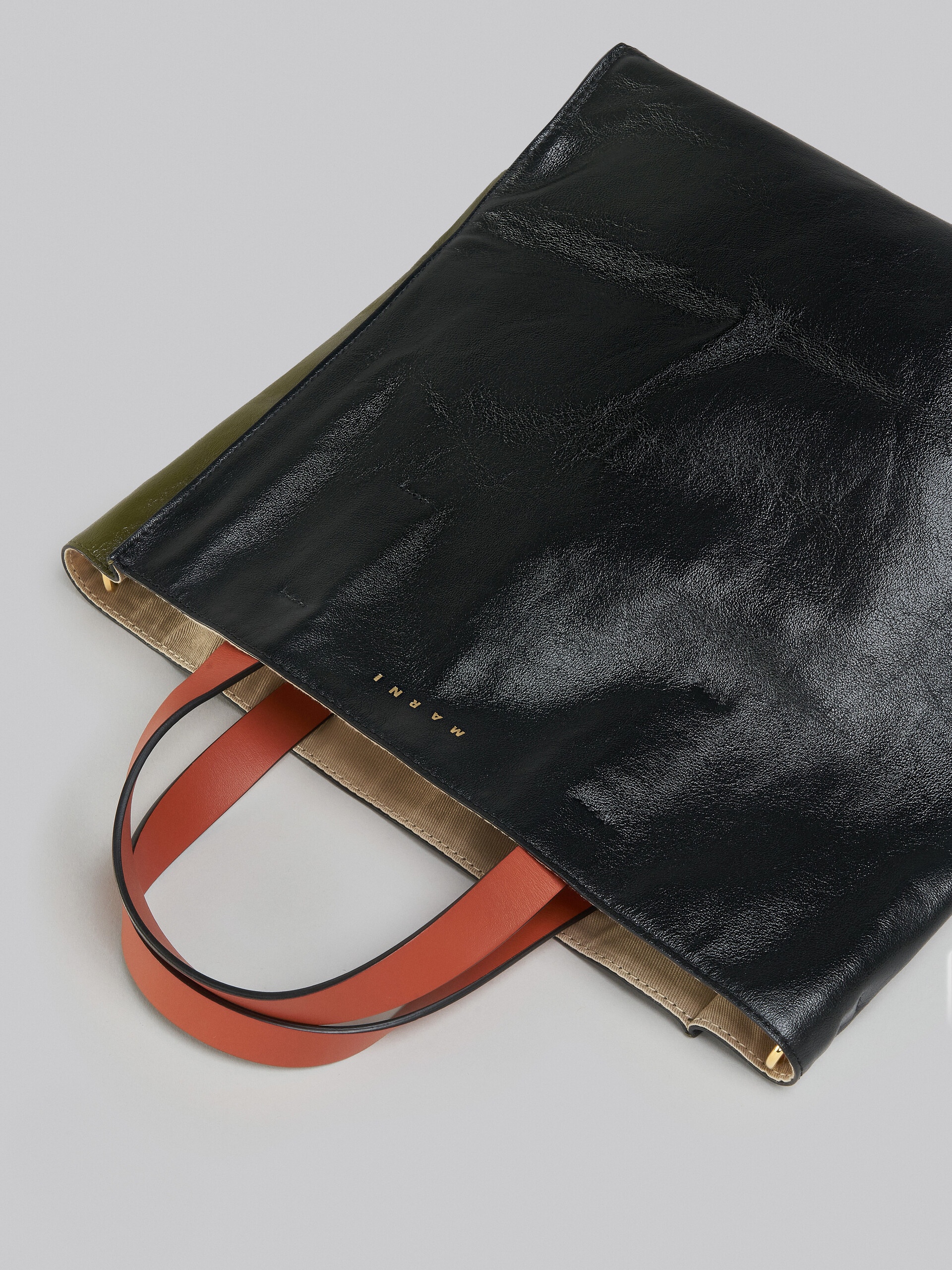MUSEO SOFT SMALL BAG IN BLACK AND GREEN LEATHER - 5
