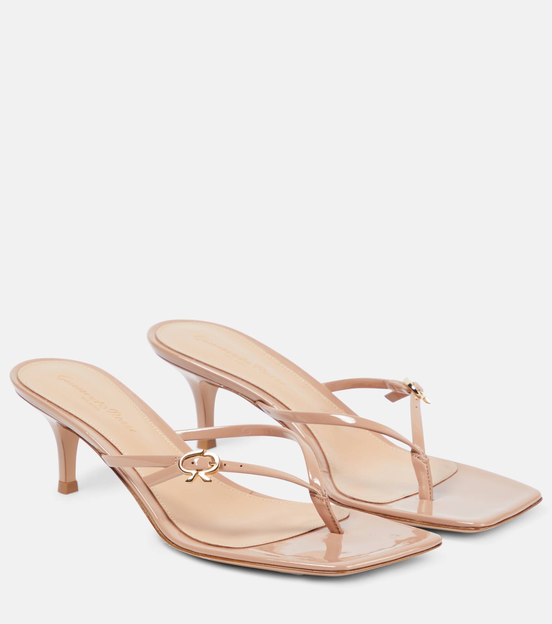【Gianvito Rossi】 PatentレザーTバックサンダル Gianvito Rossi Patent leather thong sandals | mytheresa