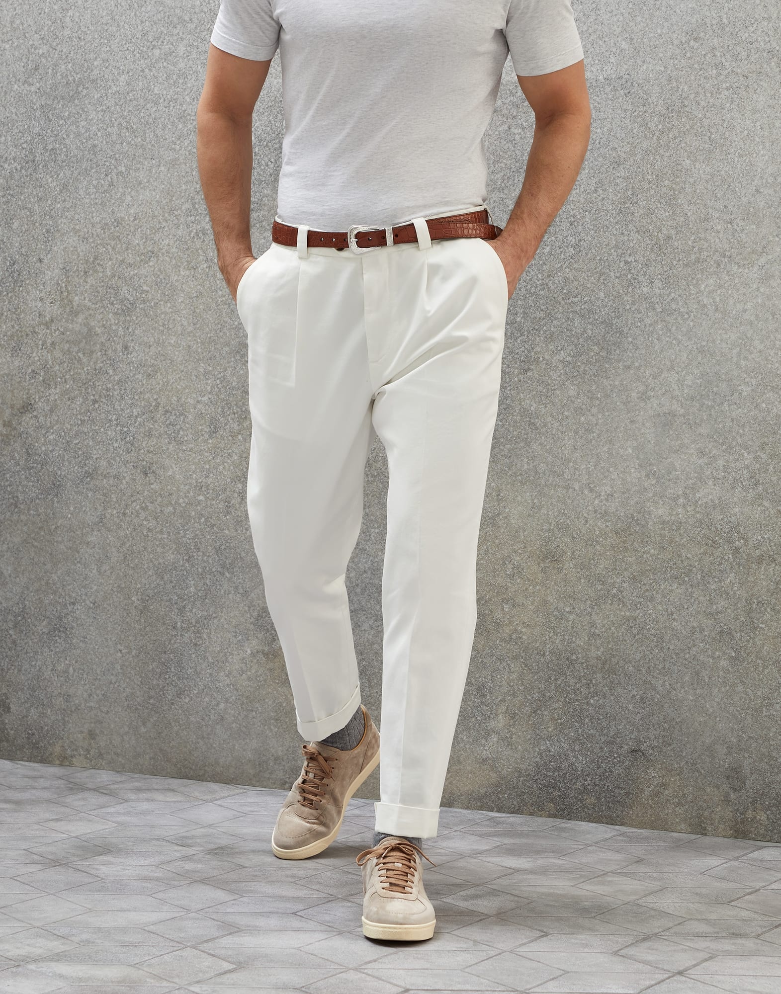 Garment-dyed leisure fit trousers in twisted cotton gabardine with pleat - 1