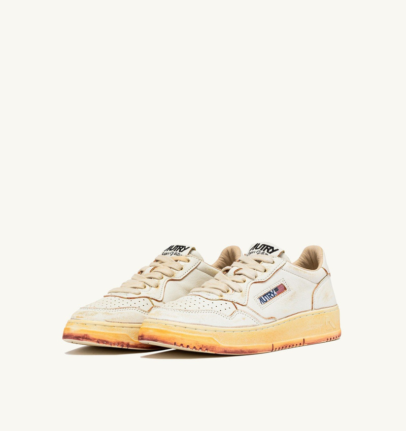 AUTRY MEDALIST LOW SUPER VINTAGE SNEAKERS IN WHITE SCRUBBED LEATHER outlook