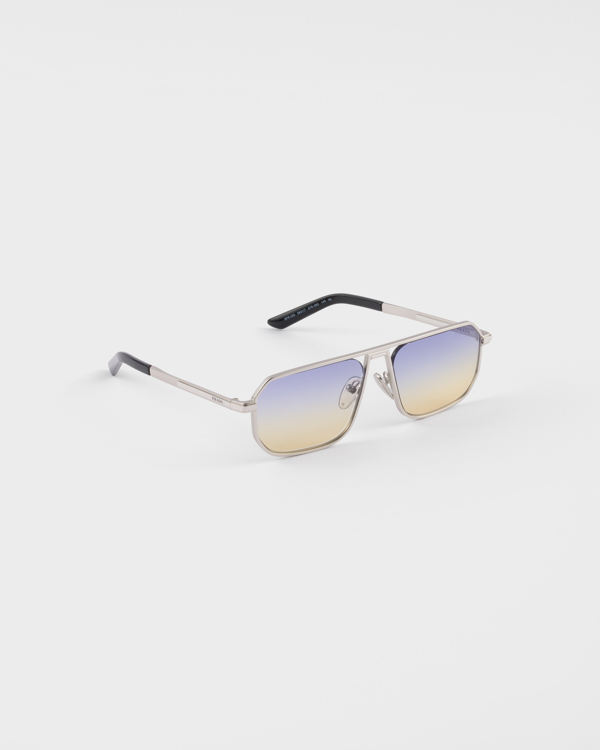 Sunglasses with the iconic metal plaque - 3