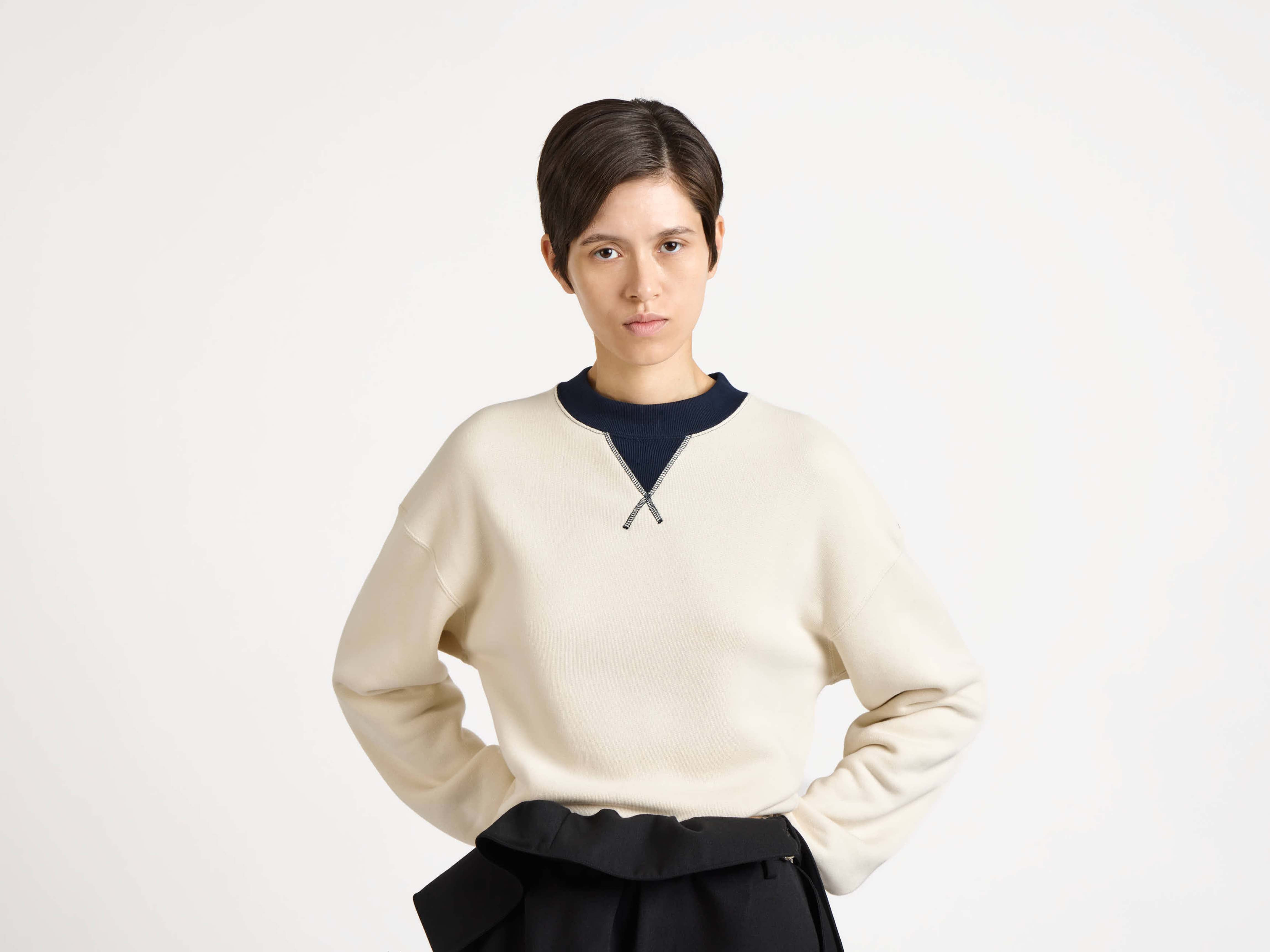 CONTRAST COLLAR SWEATSHIRT IN ECRU & NAVY - 7