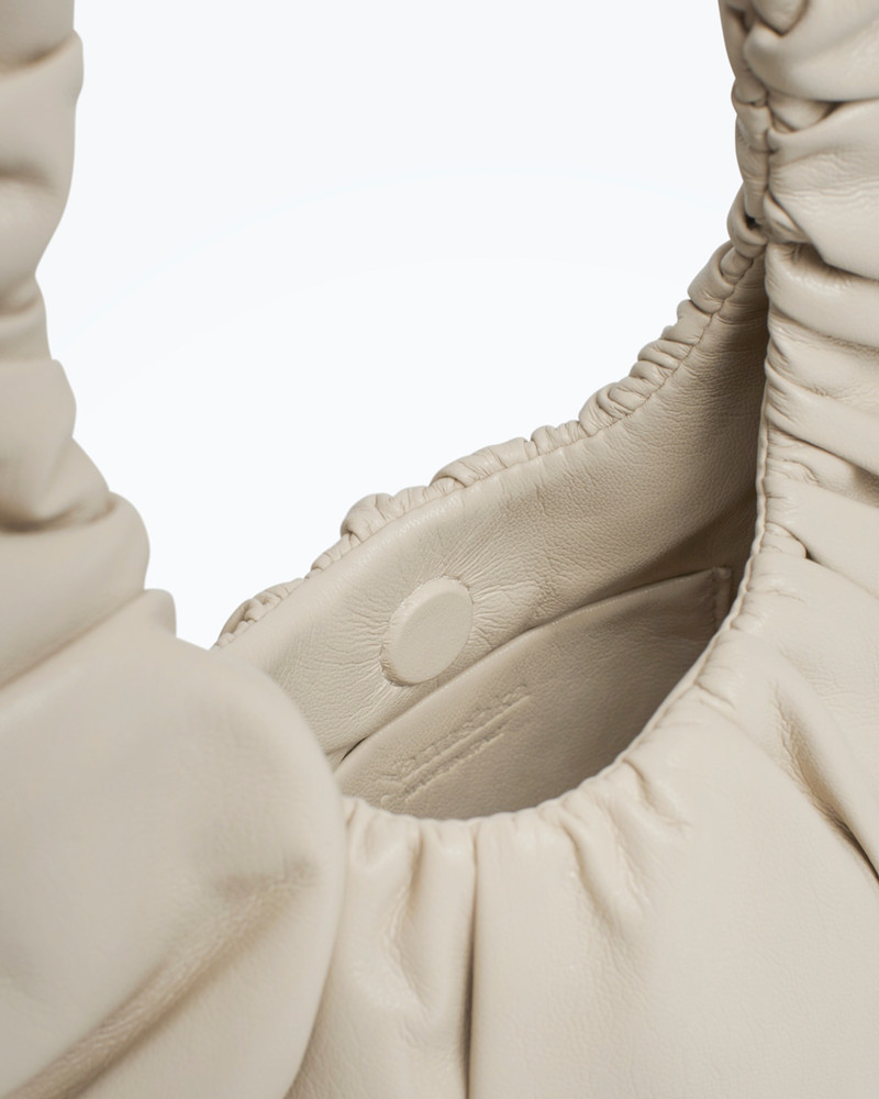 ANJA BAGUETTE MINI - Mini ruched shoulder bag - Creme 4