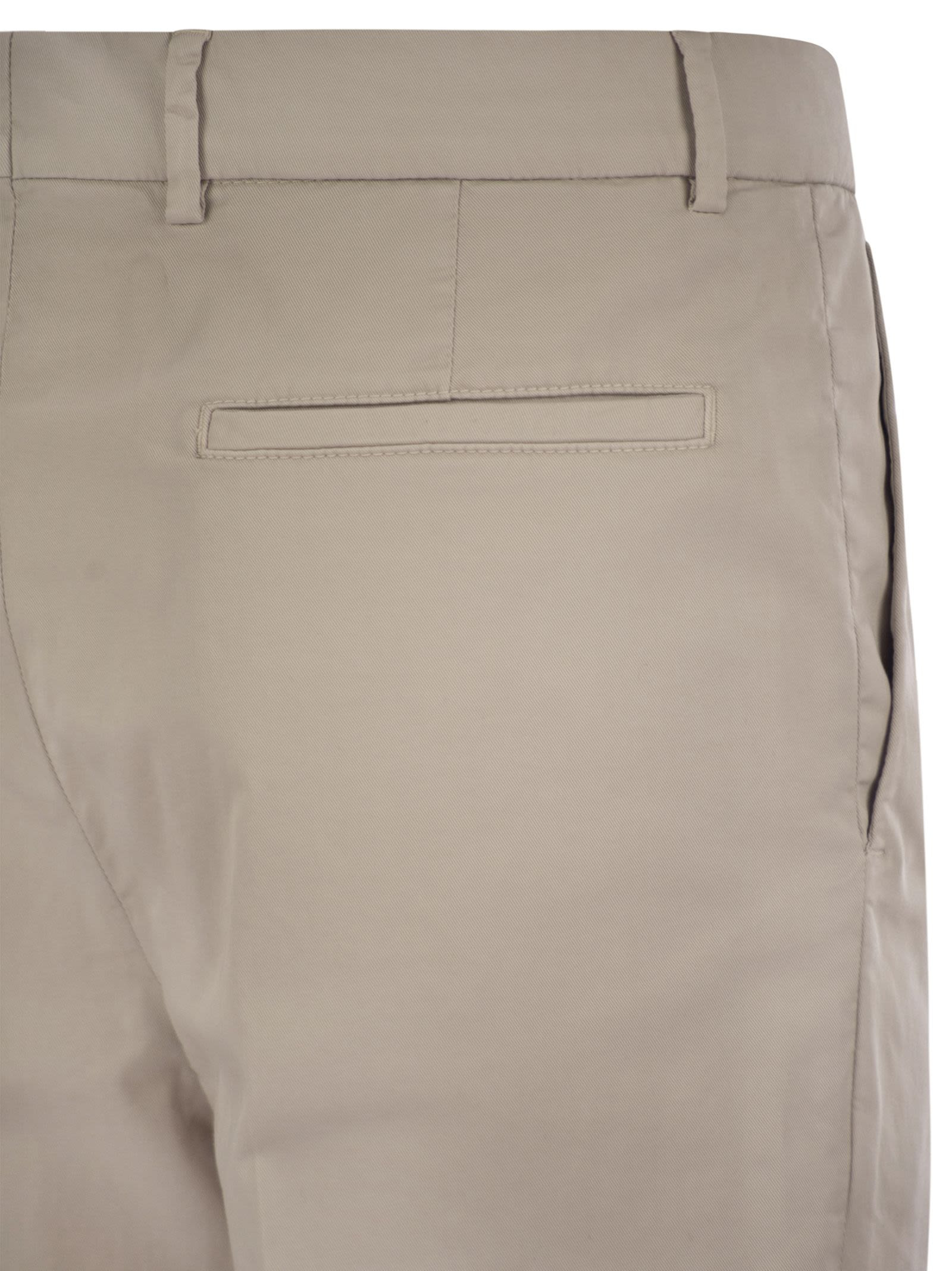 Brunello Cucinelli Men Garment-Dyed Leisure Fit Trousers In American Pima Comfort Cotton With Pleats - 4