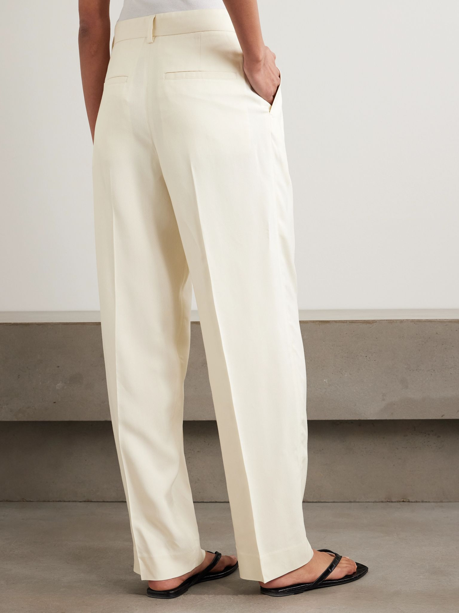 Garderob pleated woven tapered pants Ecru - 4