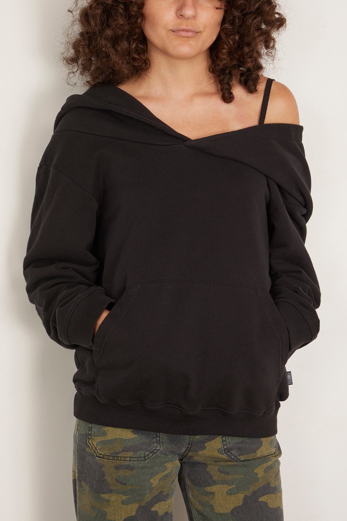 Sweatshirt in Black - 3