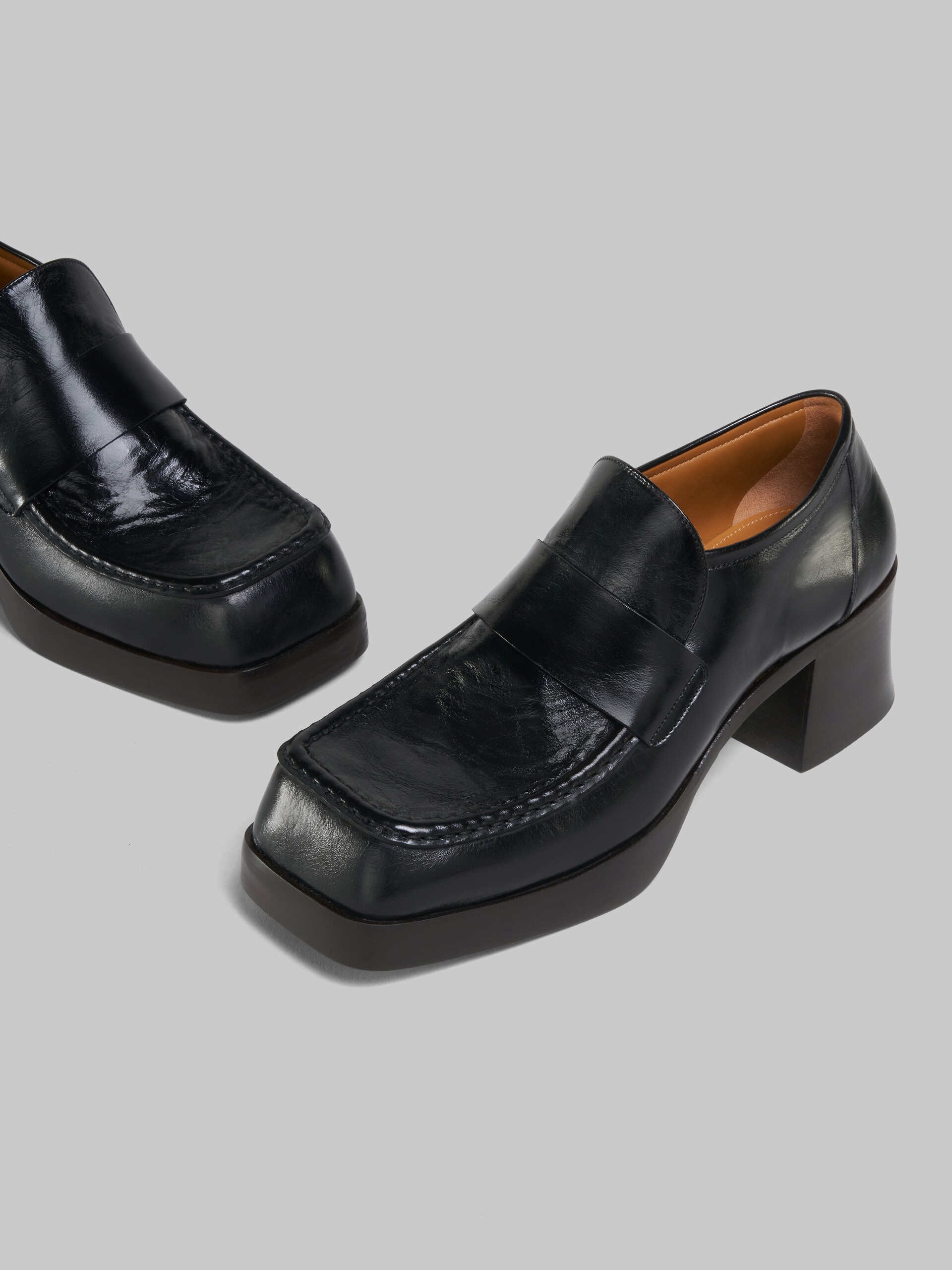 BLACK LEATHER HEELED LOAFER - 5