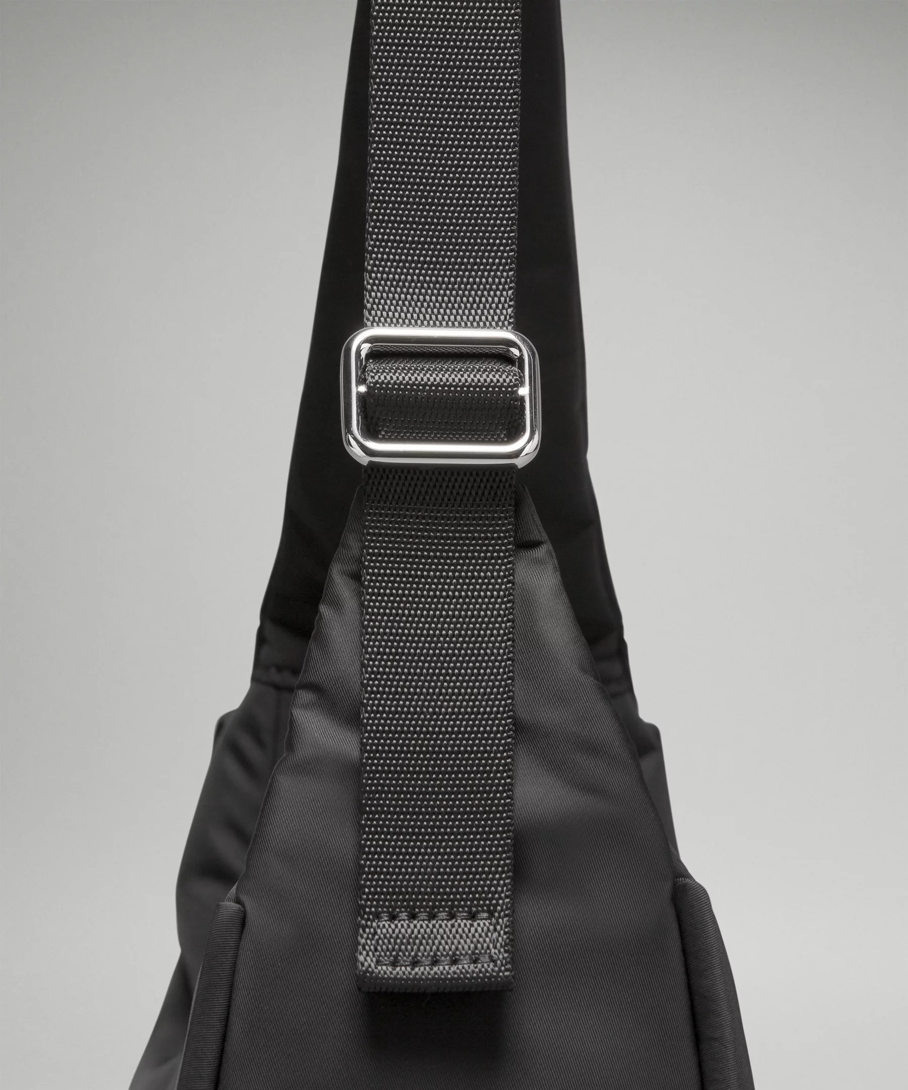 City Essentials Shoulder Bag 4L - 4