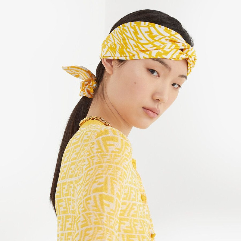 Yellow Lycra® hair set. 4