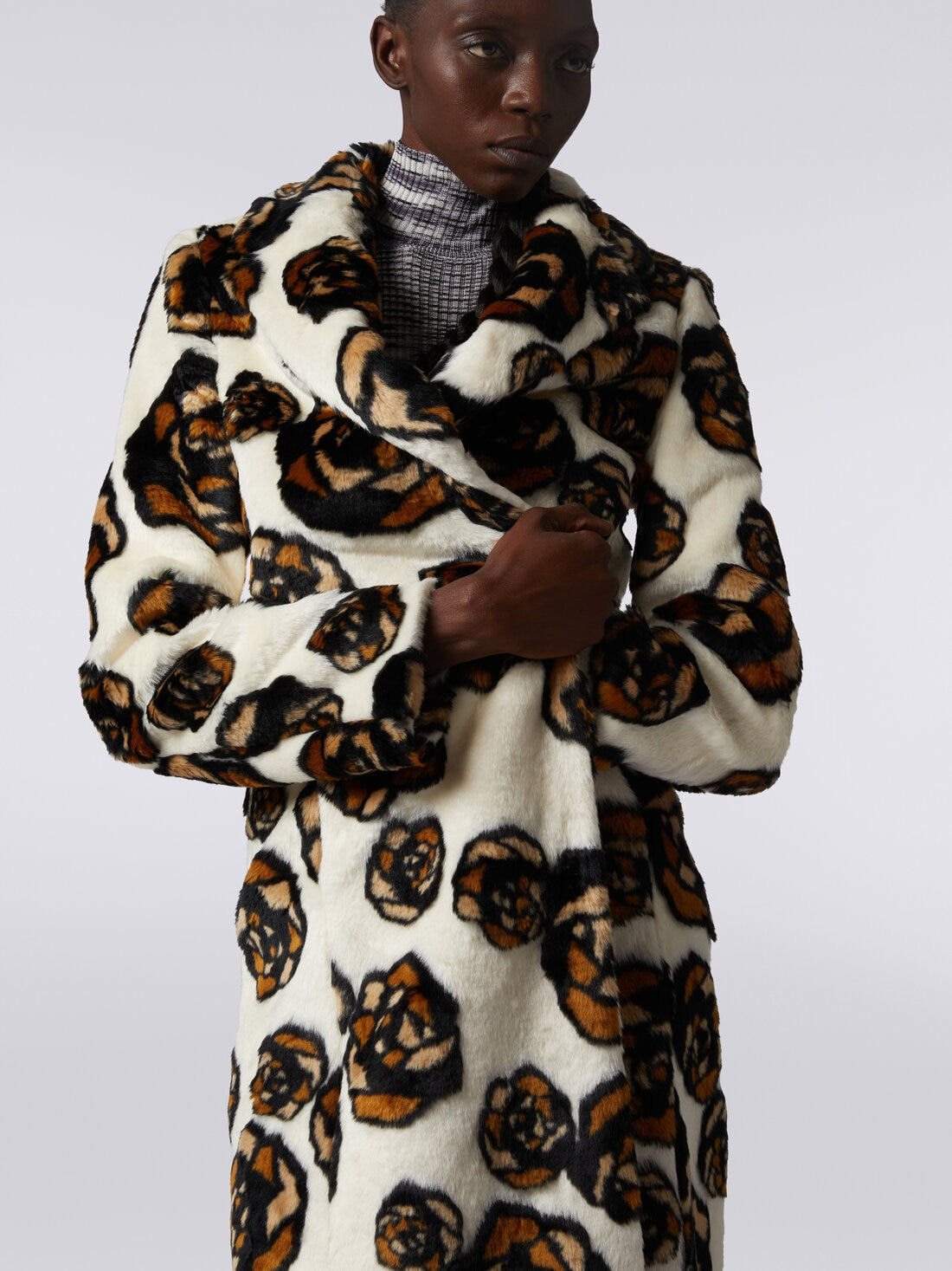 Long faux fur coat with roses - 5