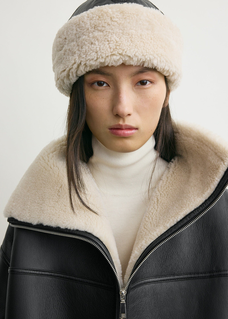 Totême Shearling winter hat black/off white outlook