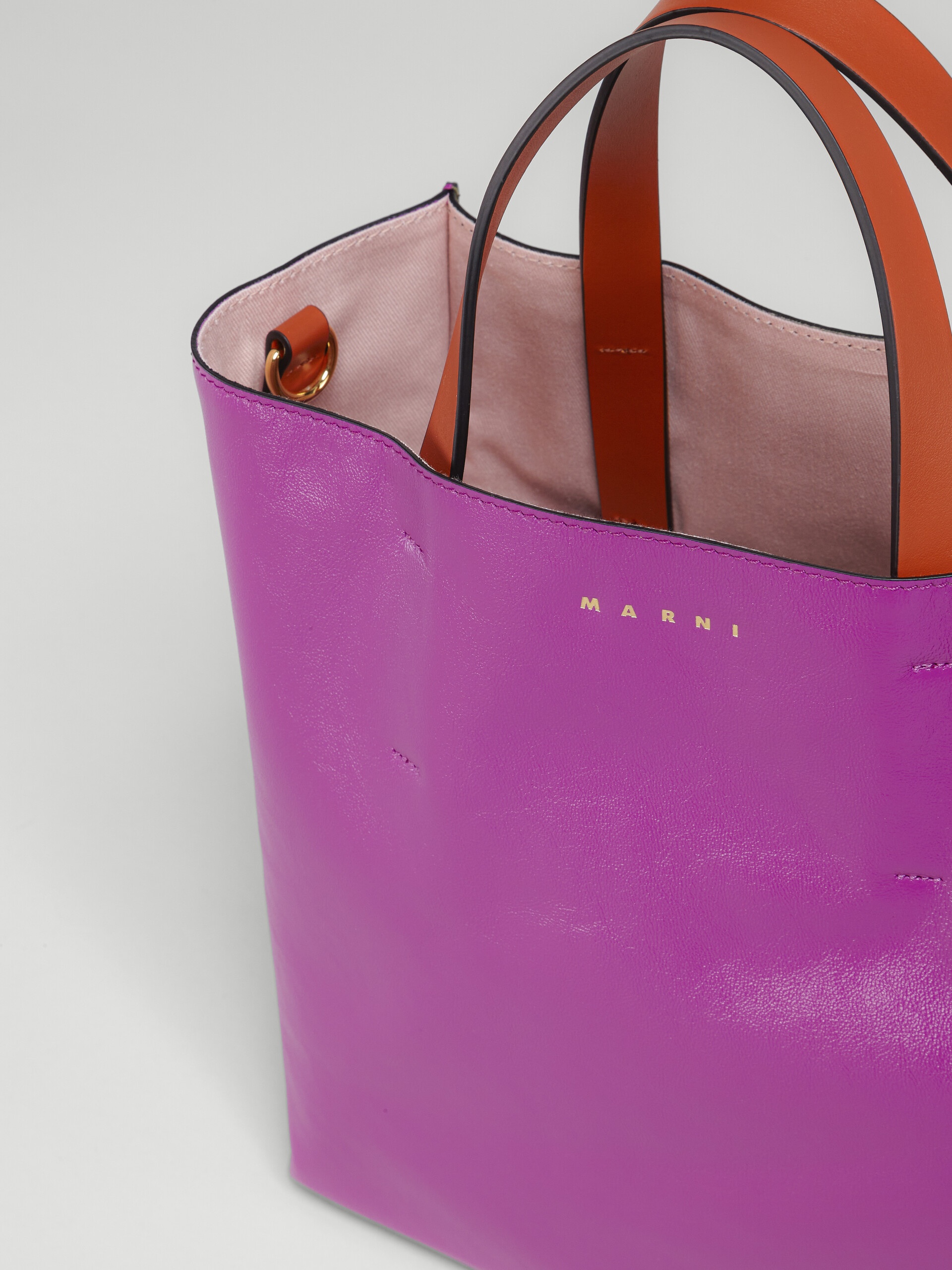 MUSEO SOFT SMALL BAG IN FUCHSIA AND GREEN LEATHER - 5