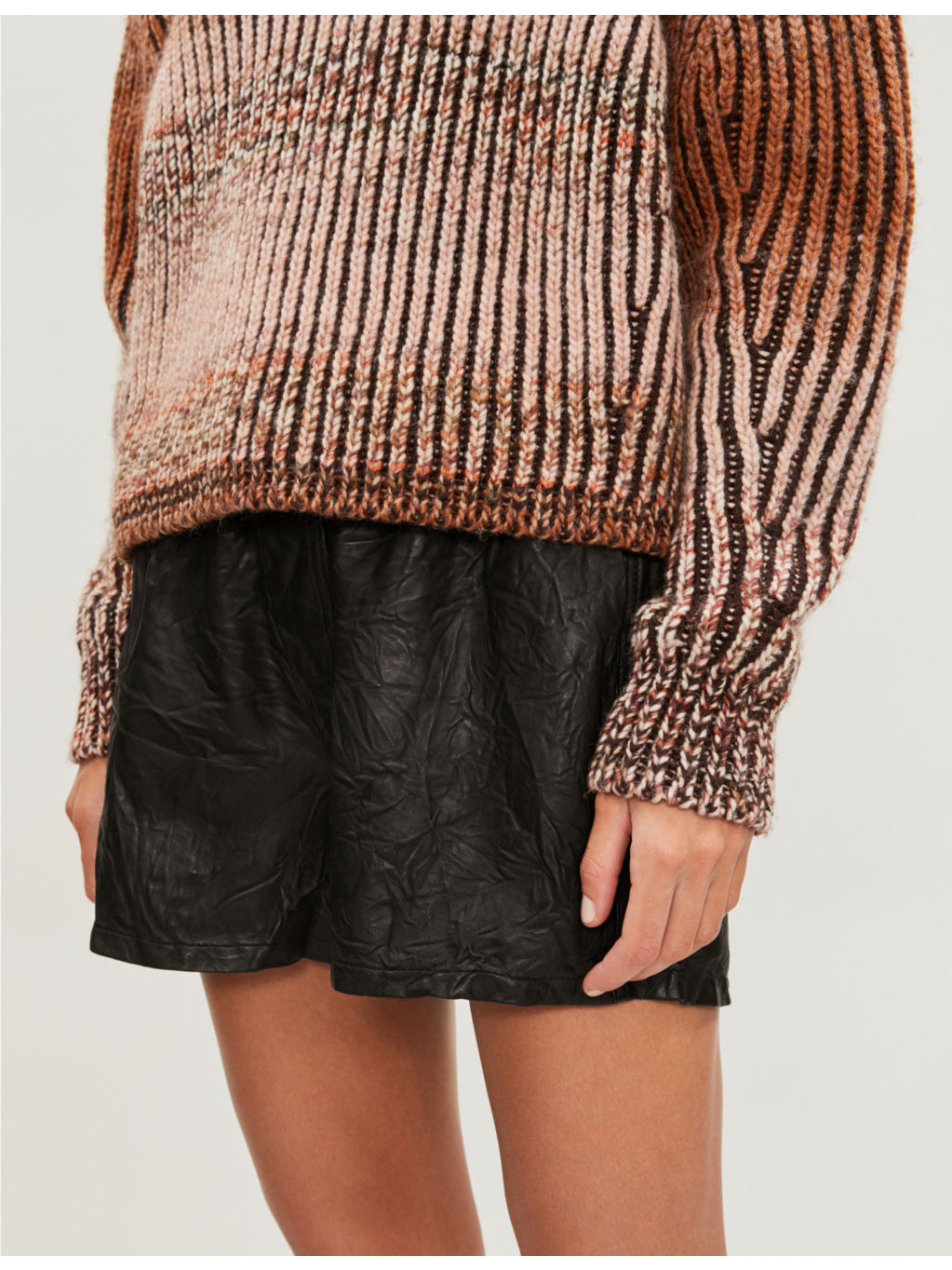 Textured leather shorts - 5