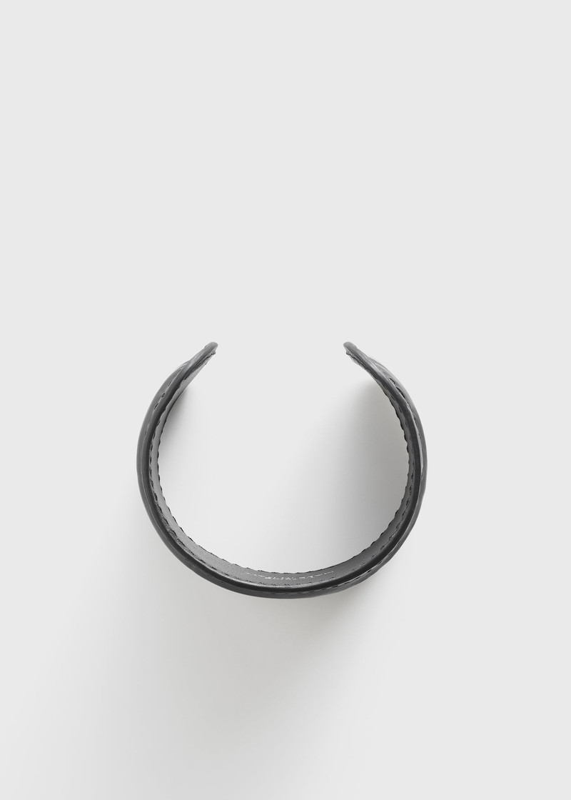 Croco-embossed cuff black 4