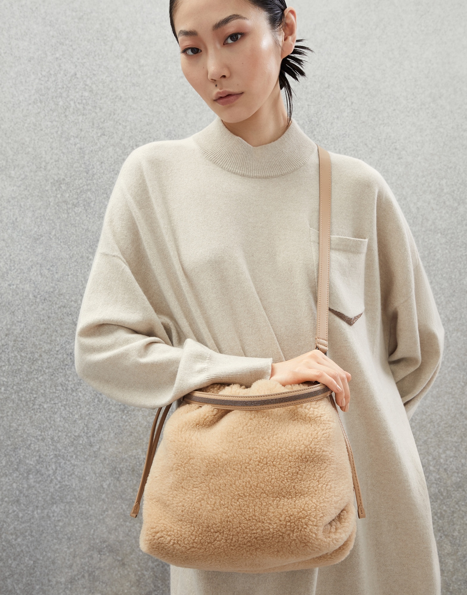 Fleecy virgin wool and cashmere bag with shiny handle - 4