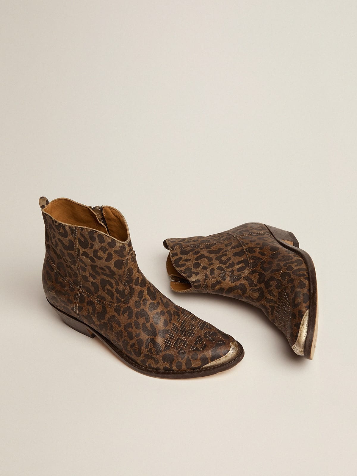 Women's leather ankle boots with leopard print - 2