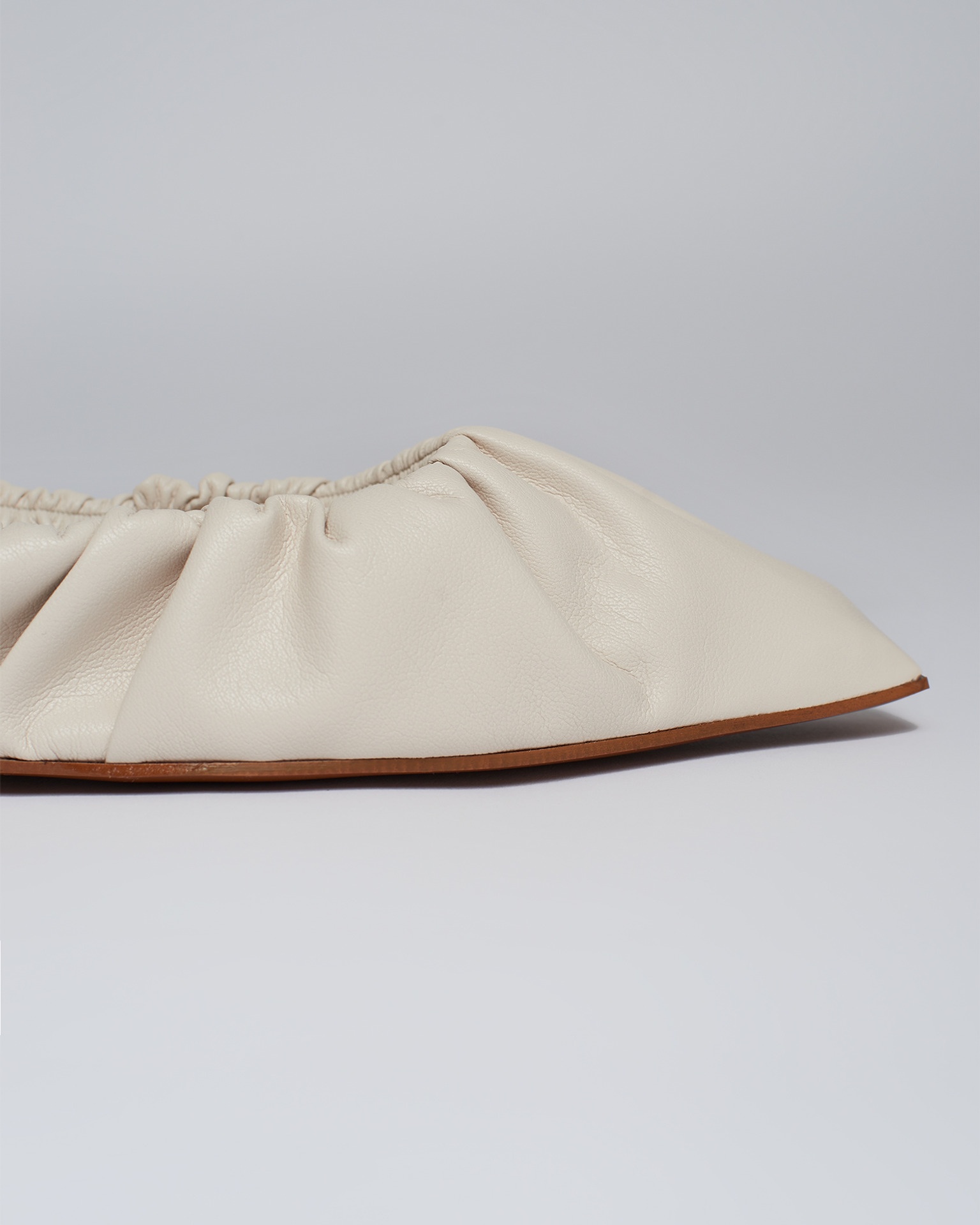MATANGI - Ruched vegan leather flats - Off white - 5