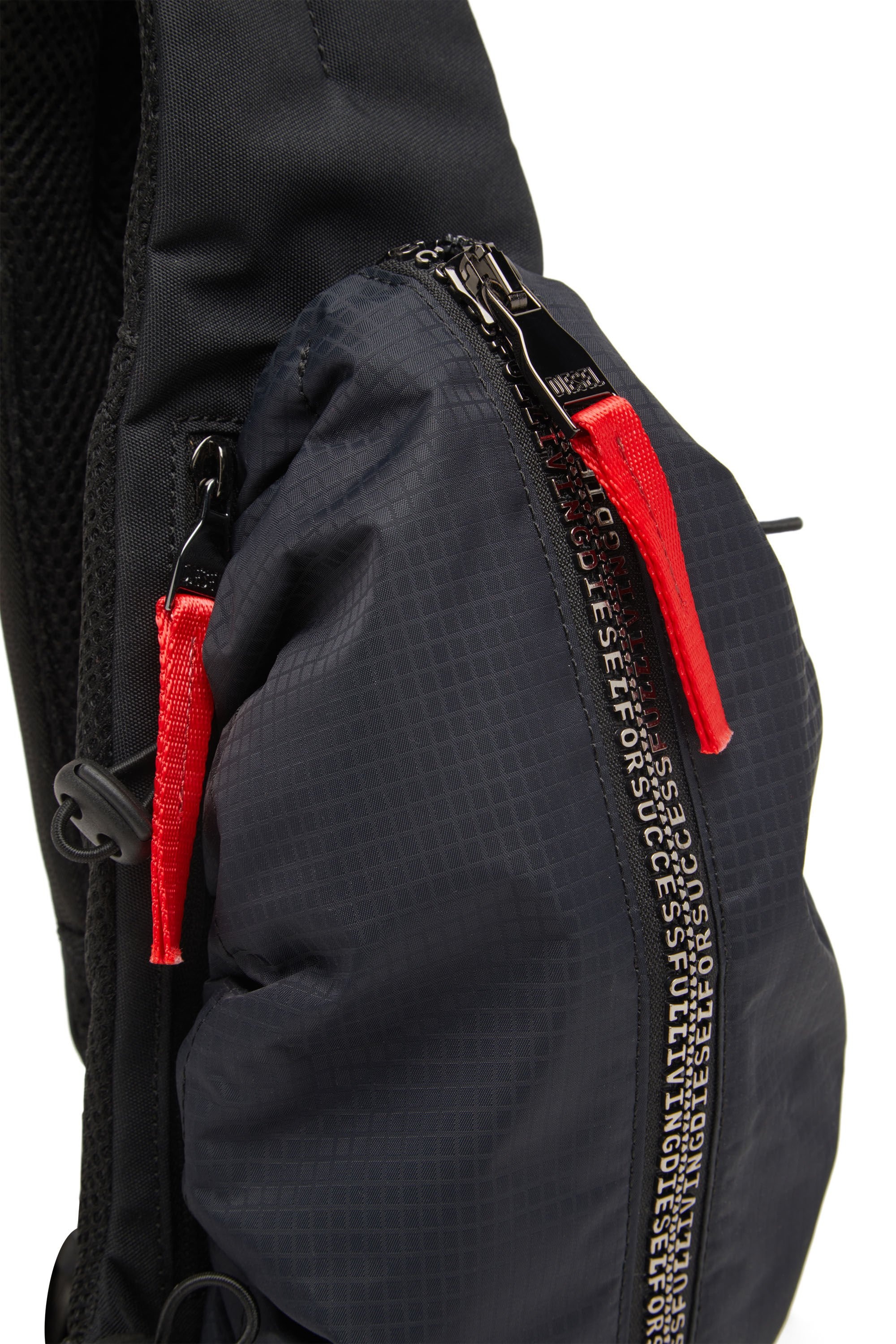 バッグ DIESEL Zip-D Crossbody X X10054_P6872_T8013_A.jpg