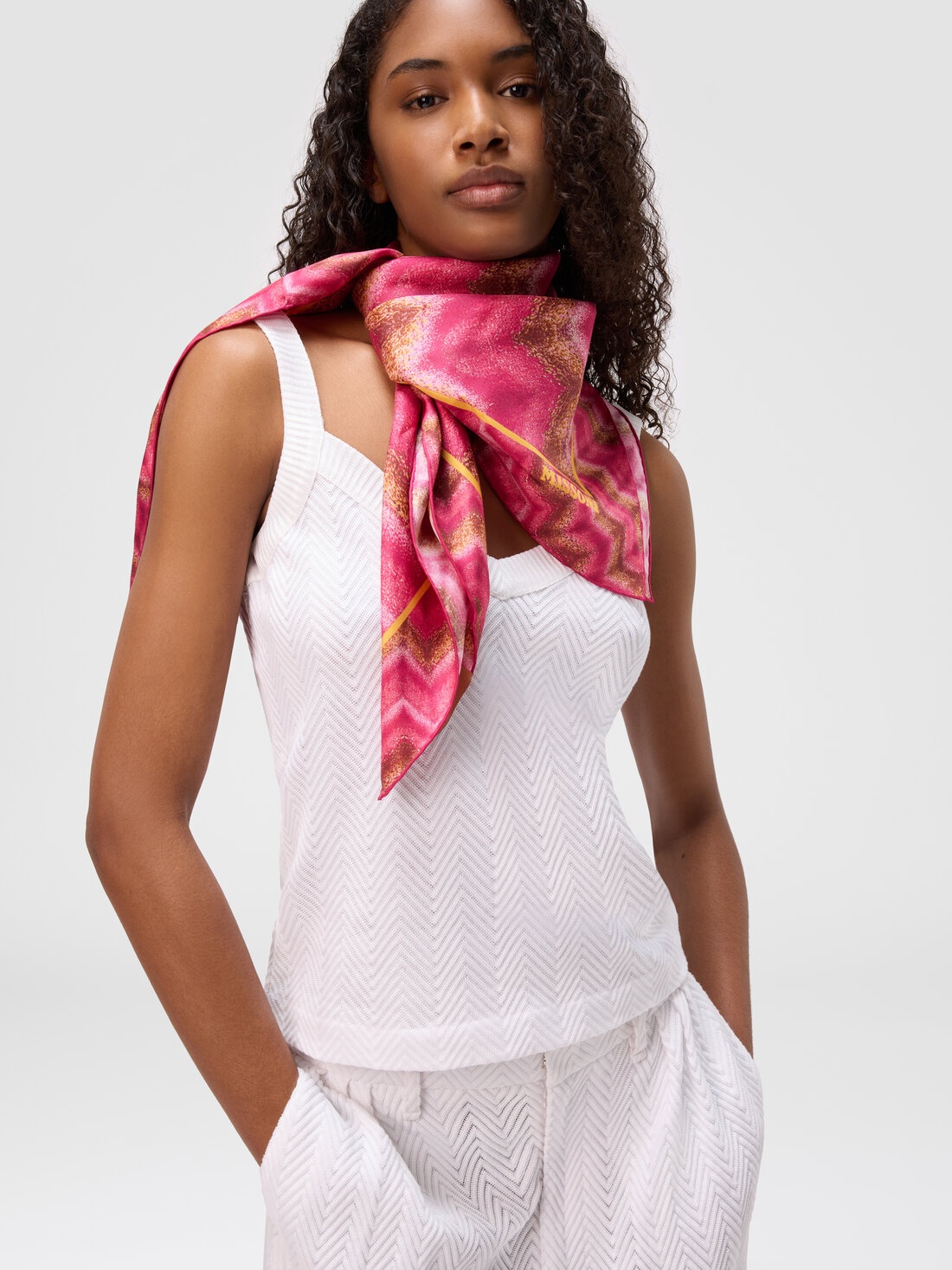 100% silk scarf with zigzag print and logo - 3